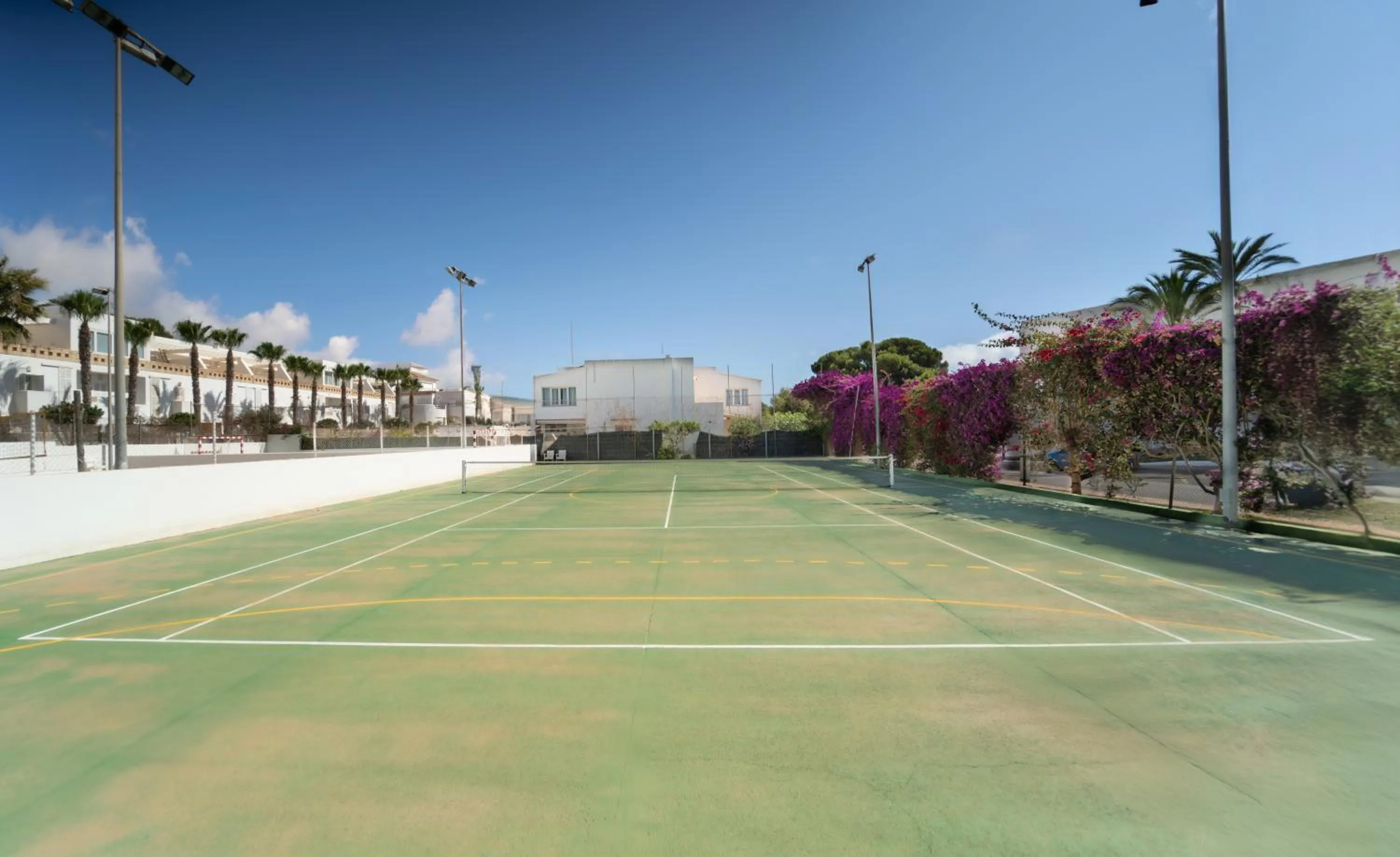 Tennis court in Hotel Calimera Fido Gardens