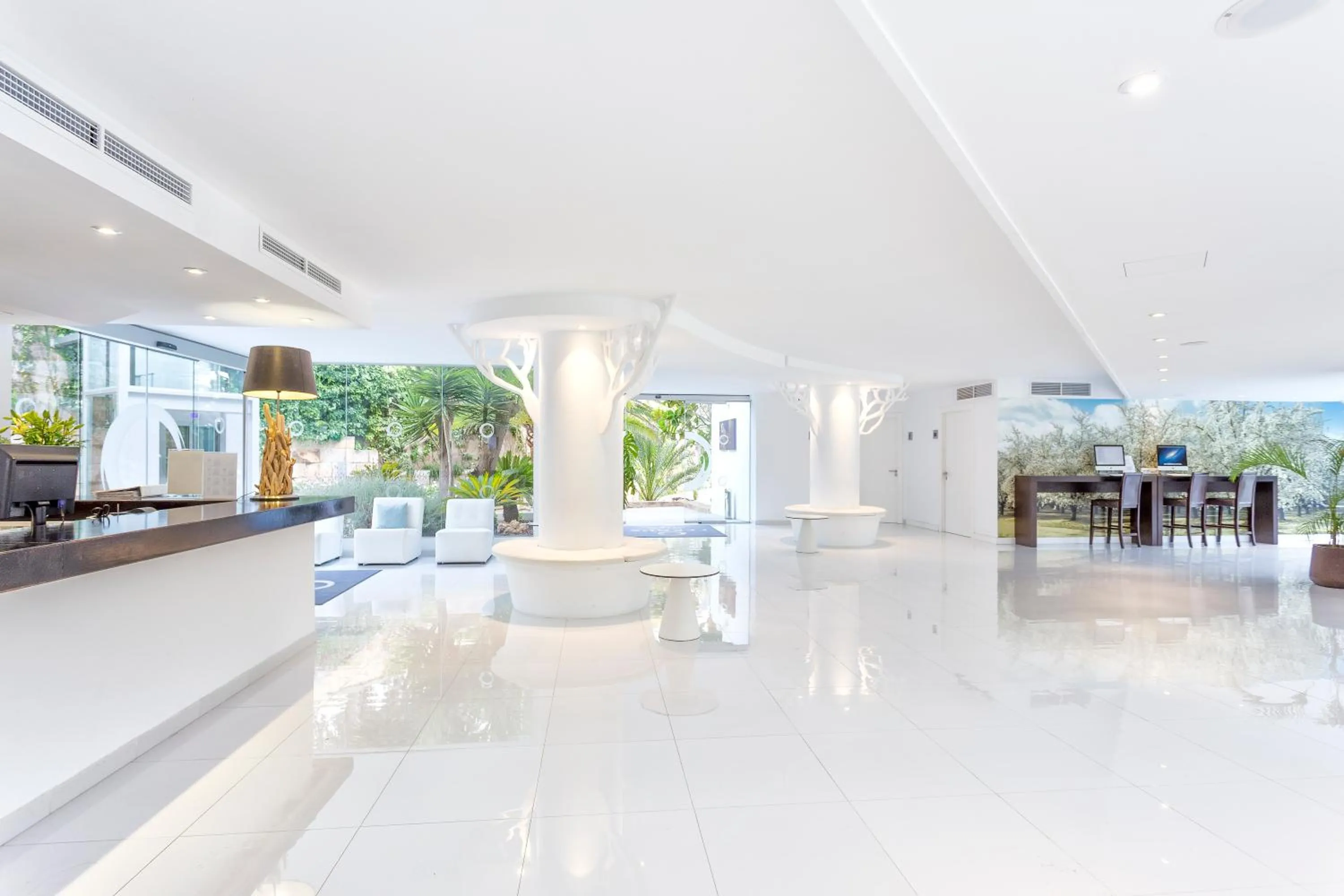 Lobby or reception in FERGUS Style Cala Blanca Suites