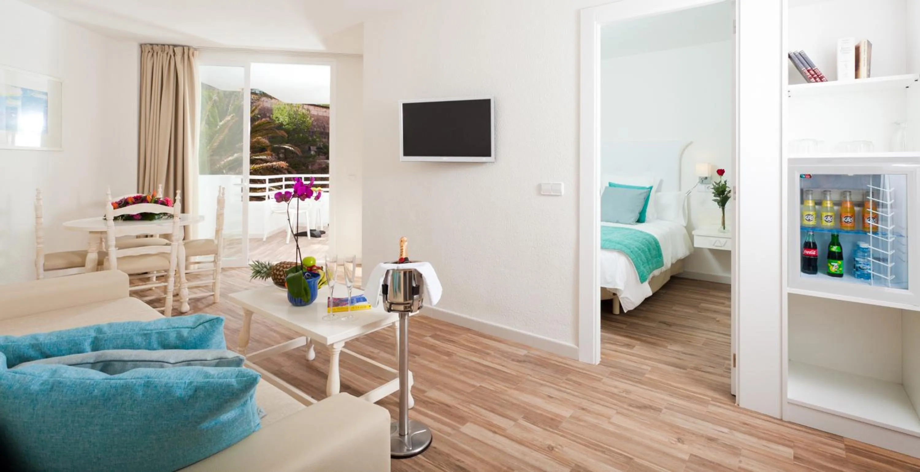 Photo of the whole room in FERGUS Style Cala Blanca Suites