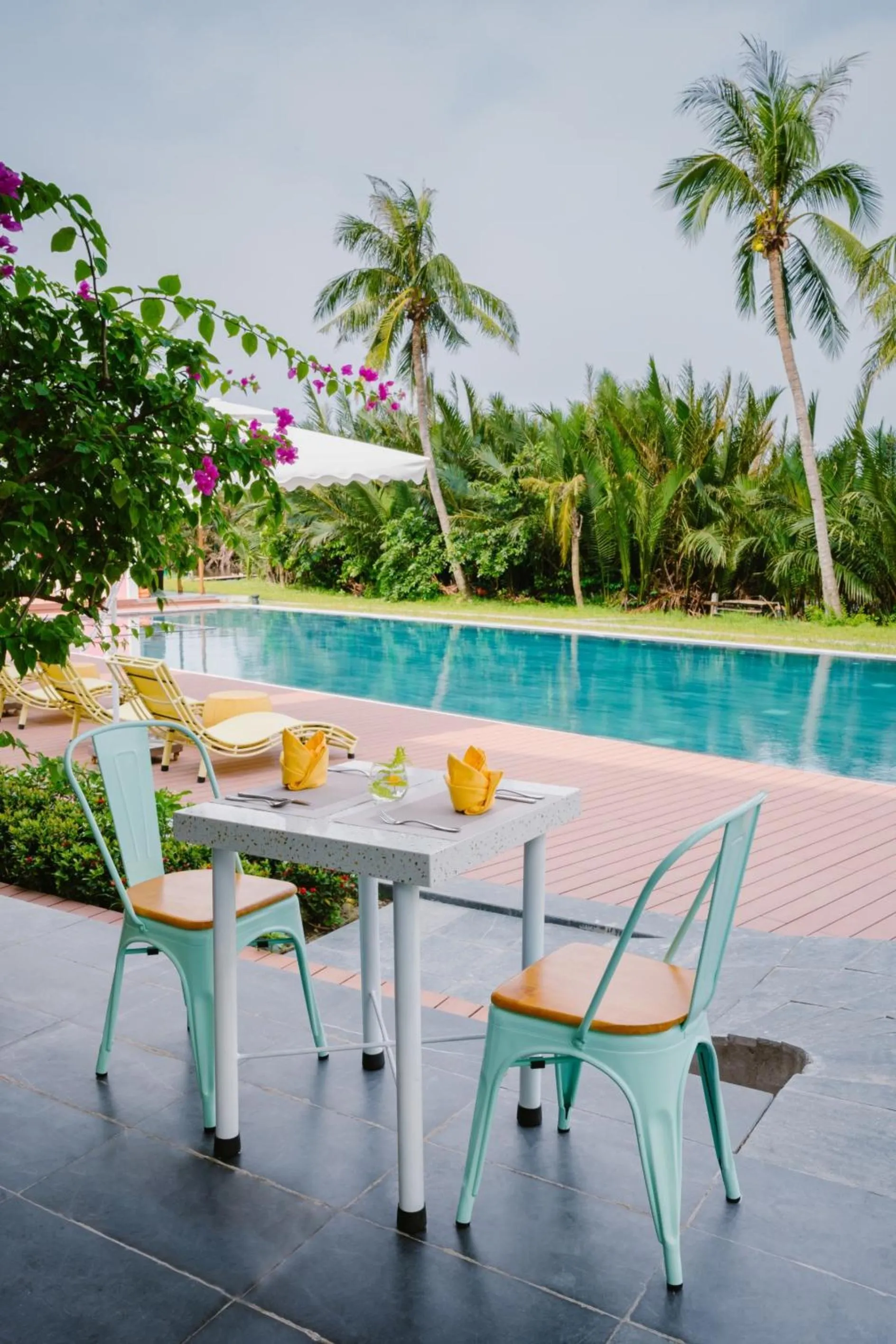 Restaurant/places to eat in Moodhoian Riverside Resort & Spa