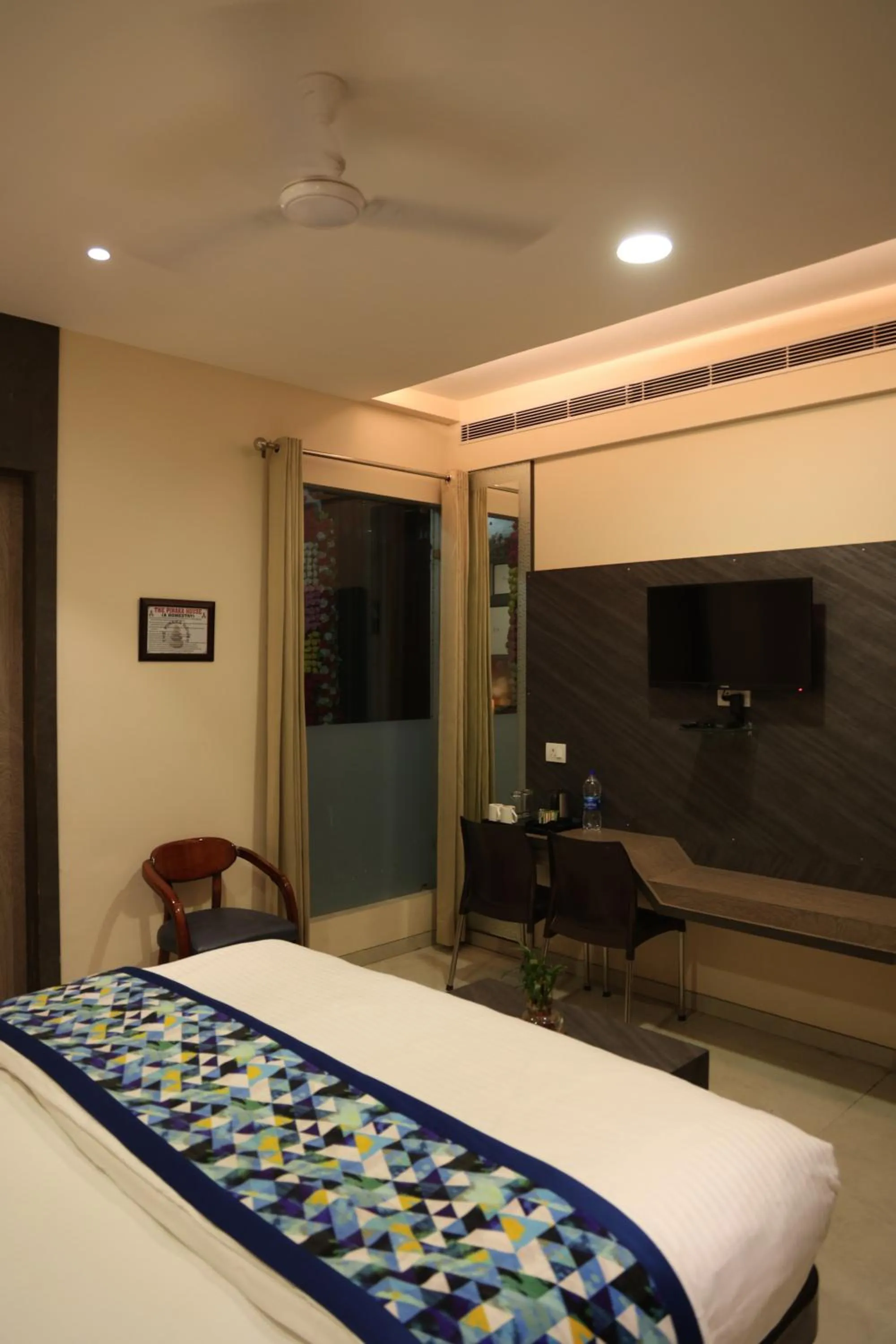 TV and multimedia, Bed in Hotel Pinaka Inn