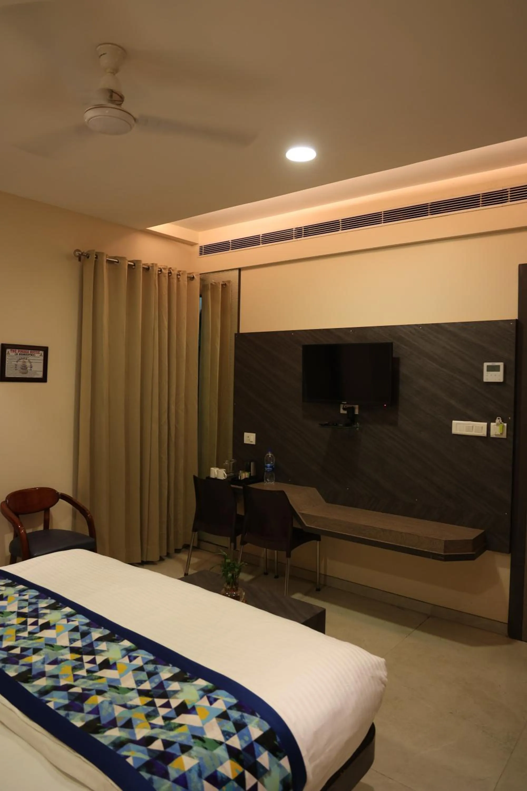 TV and multimedia, Bed in Hotel Pinaka Inn