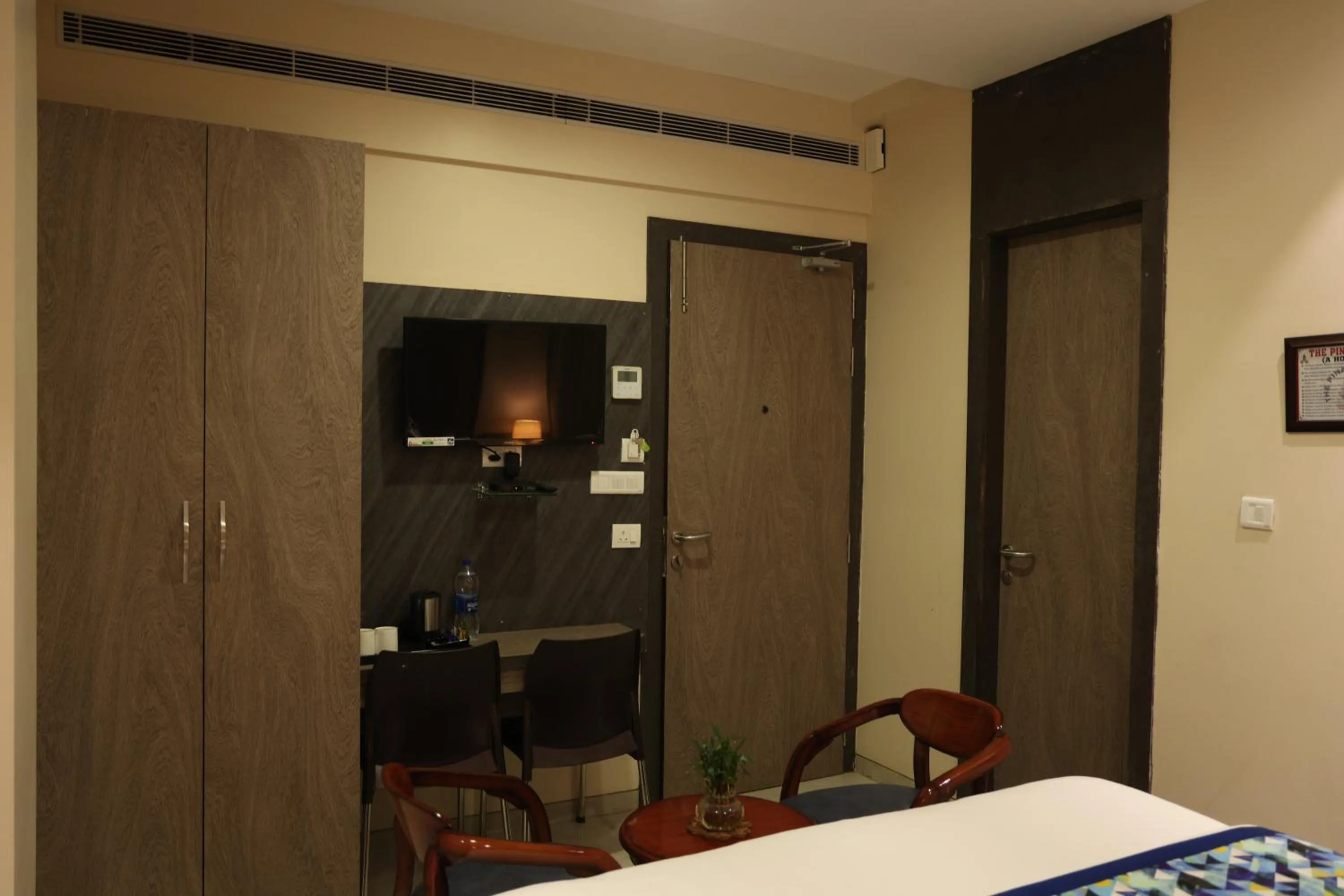 TV and multimedia, Bed in Hotel Pinaka Inn