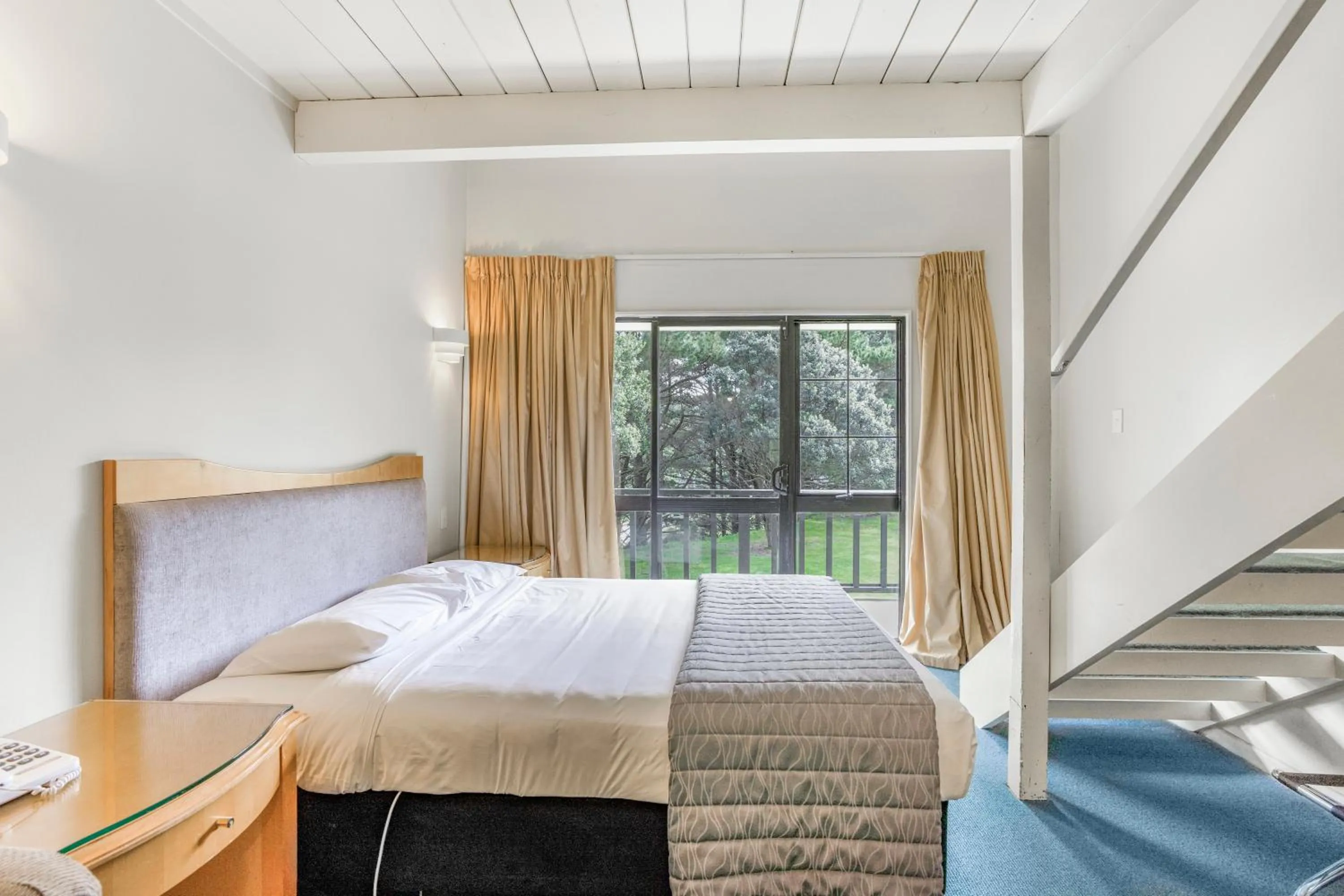 Bed in Capital Lodge Motor Inn