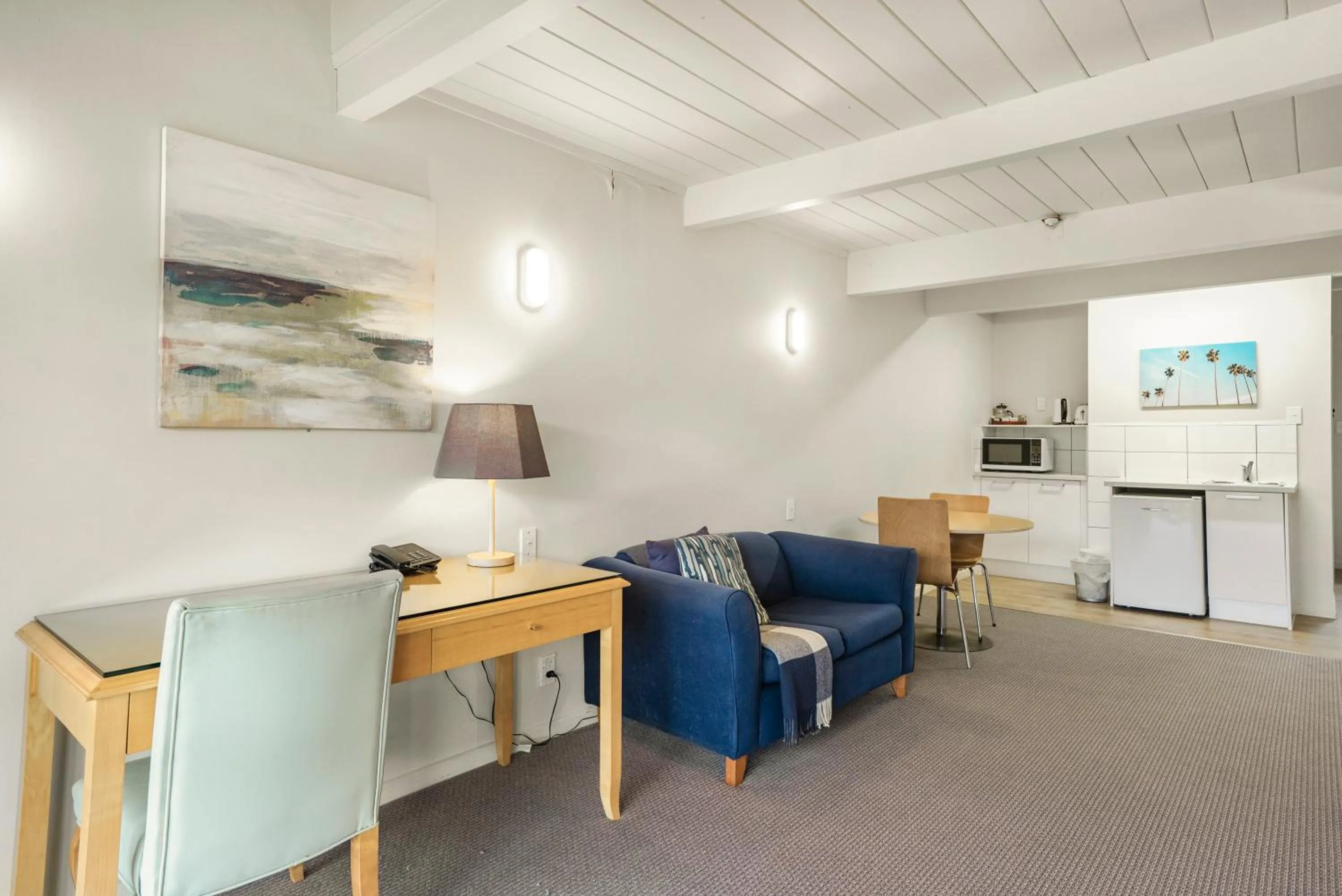 Kitchen or kitchenette in Capital Lodge Motor Inn