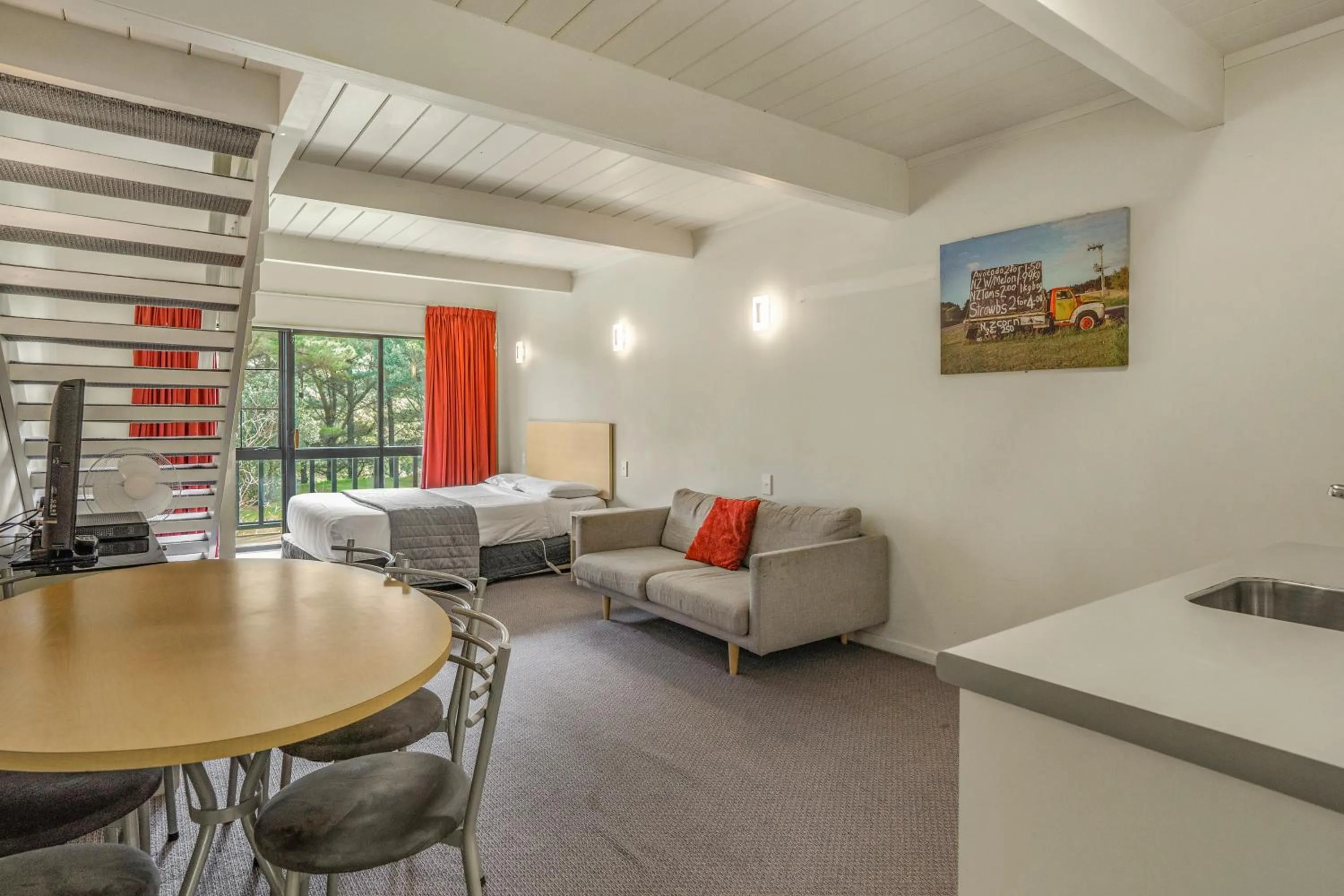 Living room in Capital Lodge Motor Inn