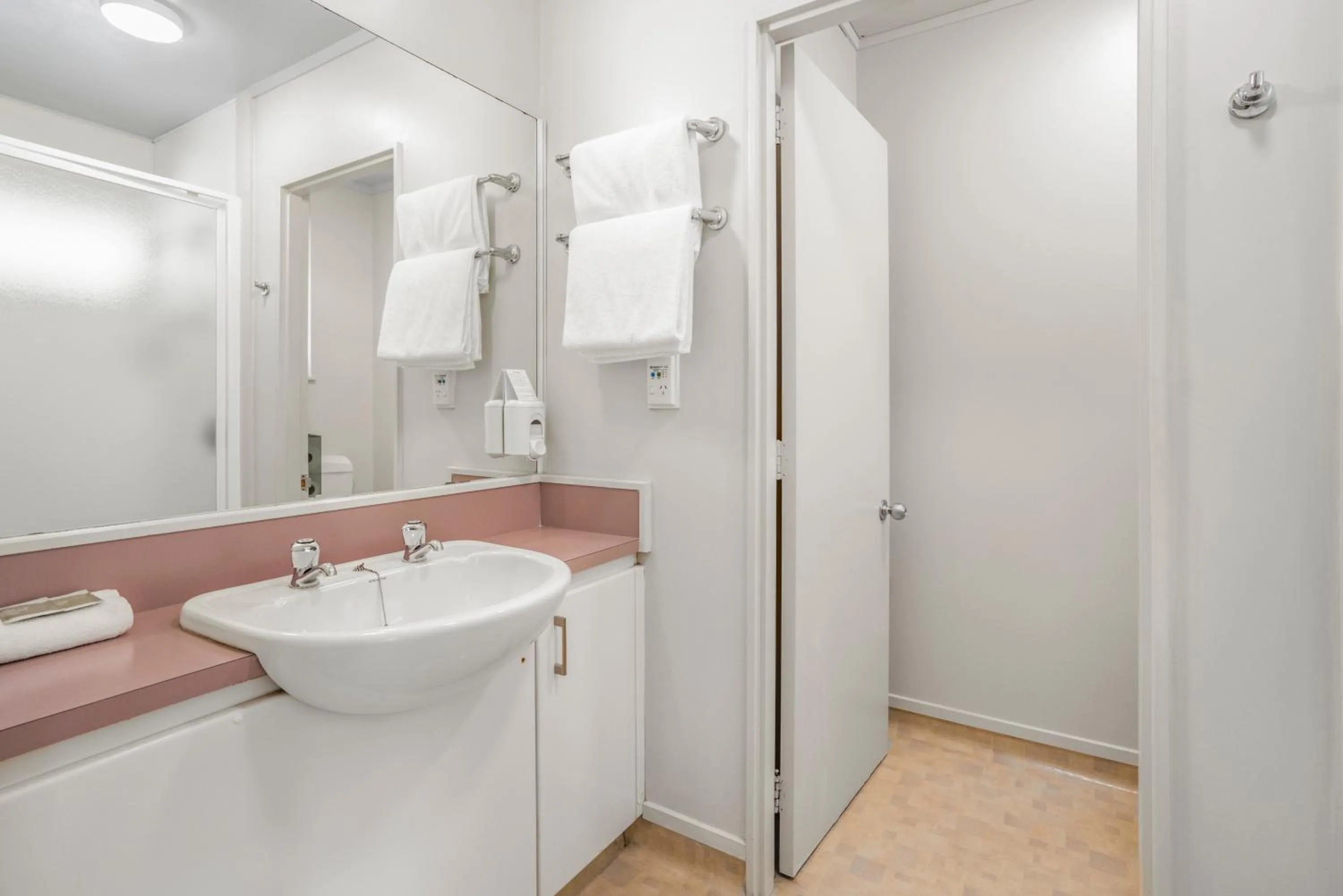 Shower in Capital Lodge Motor Inn