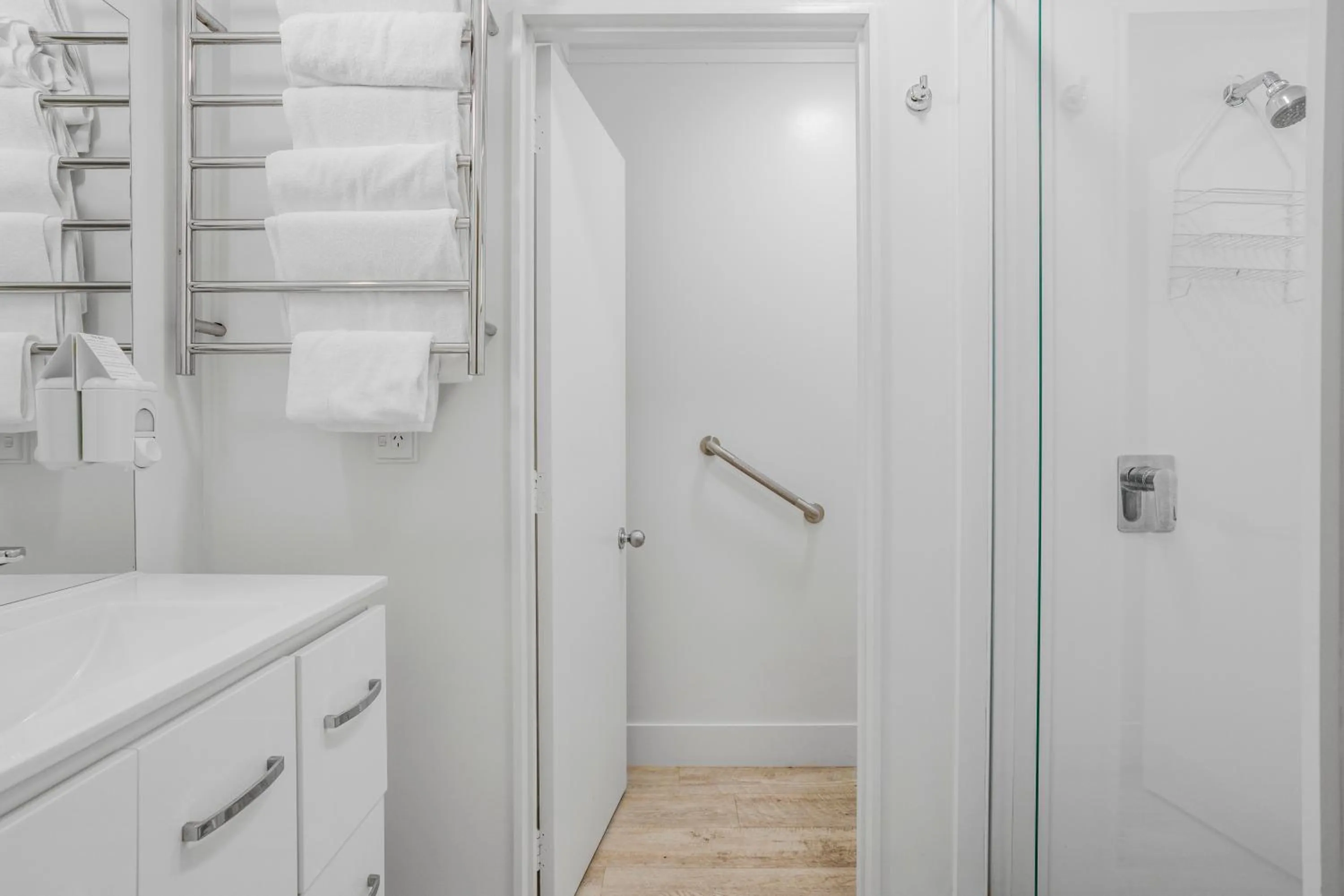 Shower in Capital Lodge Motor Inn