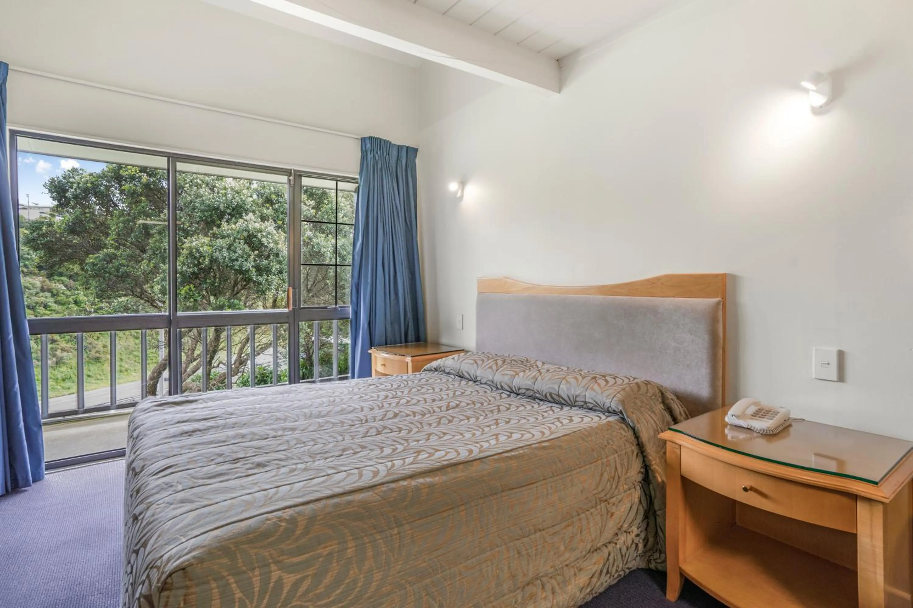 Bed in Capital Lodge Motor Inn