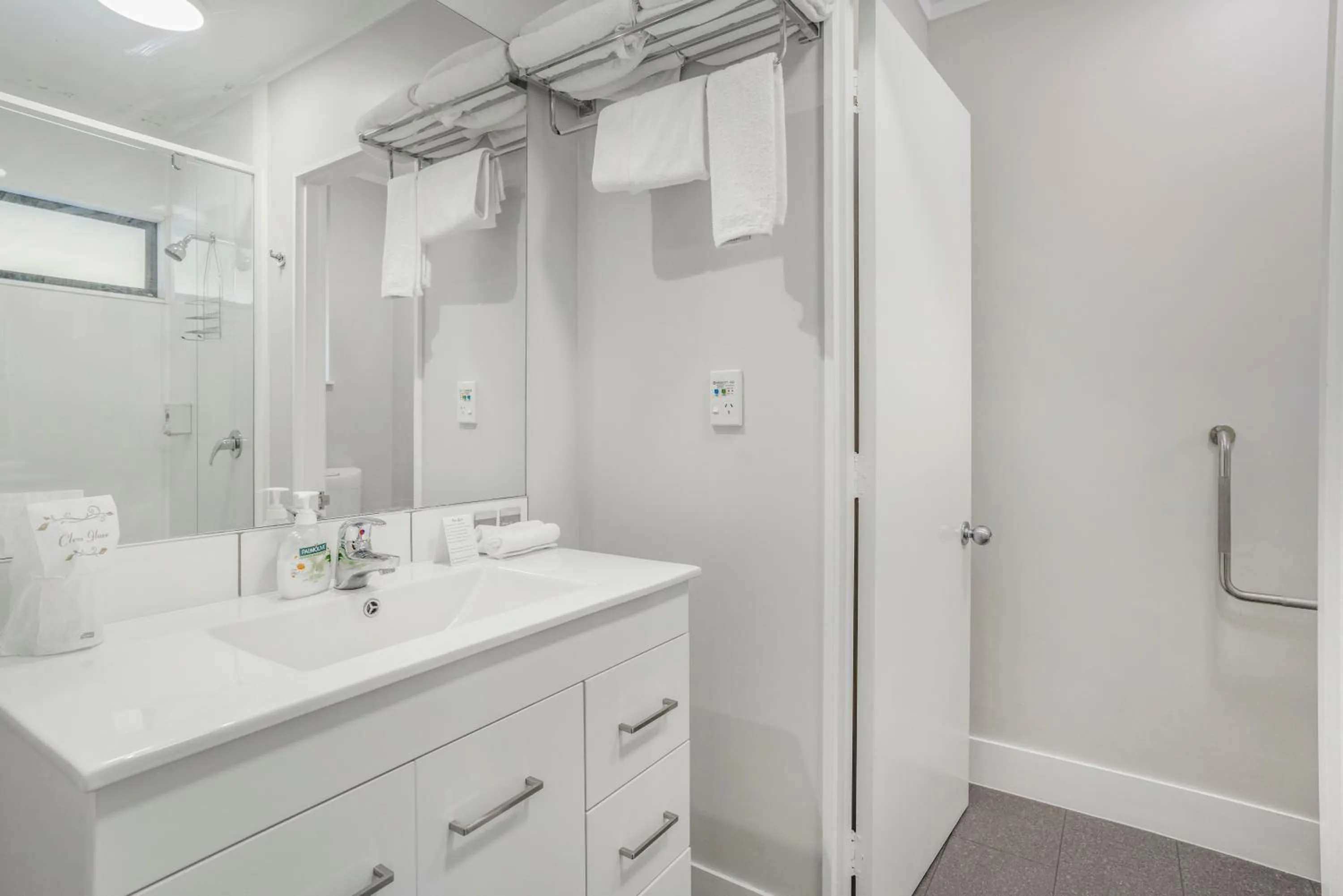 Shower in Capital Lodge Motor Inn