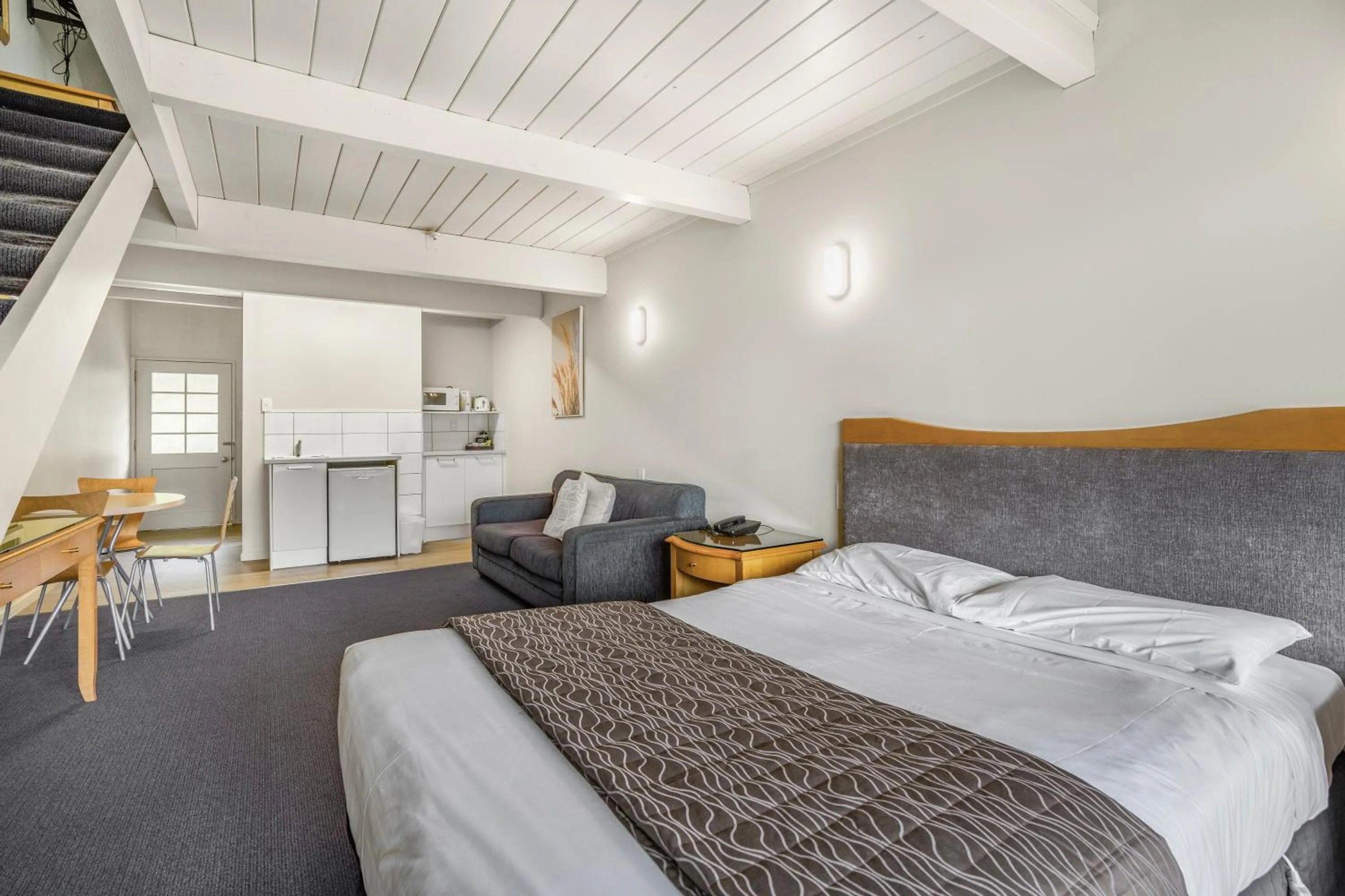 Bed in Capital Lodge Motor Inn