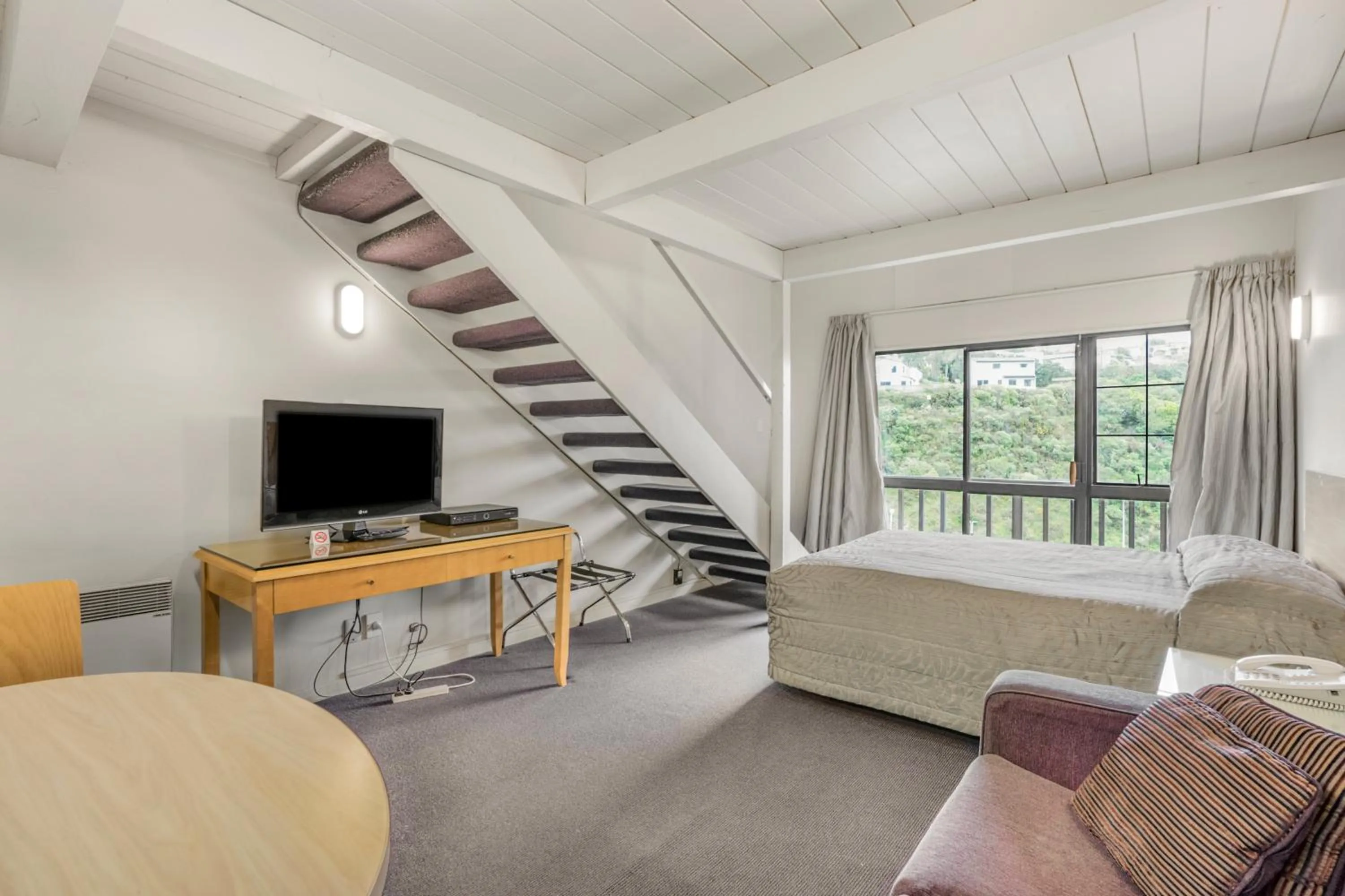 Bed in Capital Lodge Motor Inn