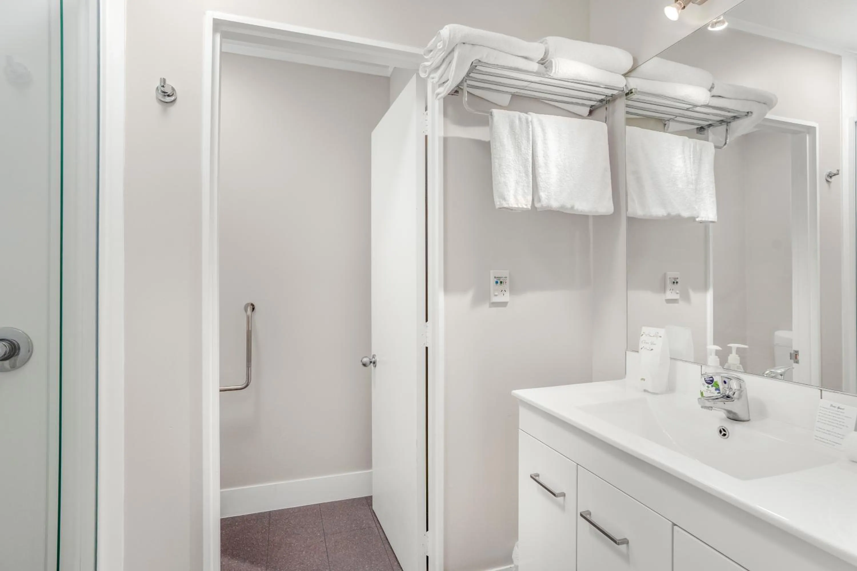 Shower in Capital Lodge Motor Inn