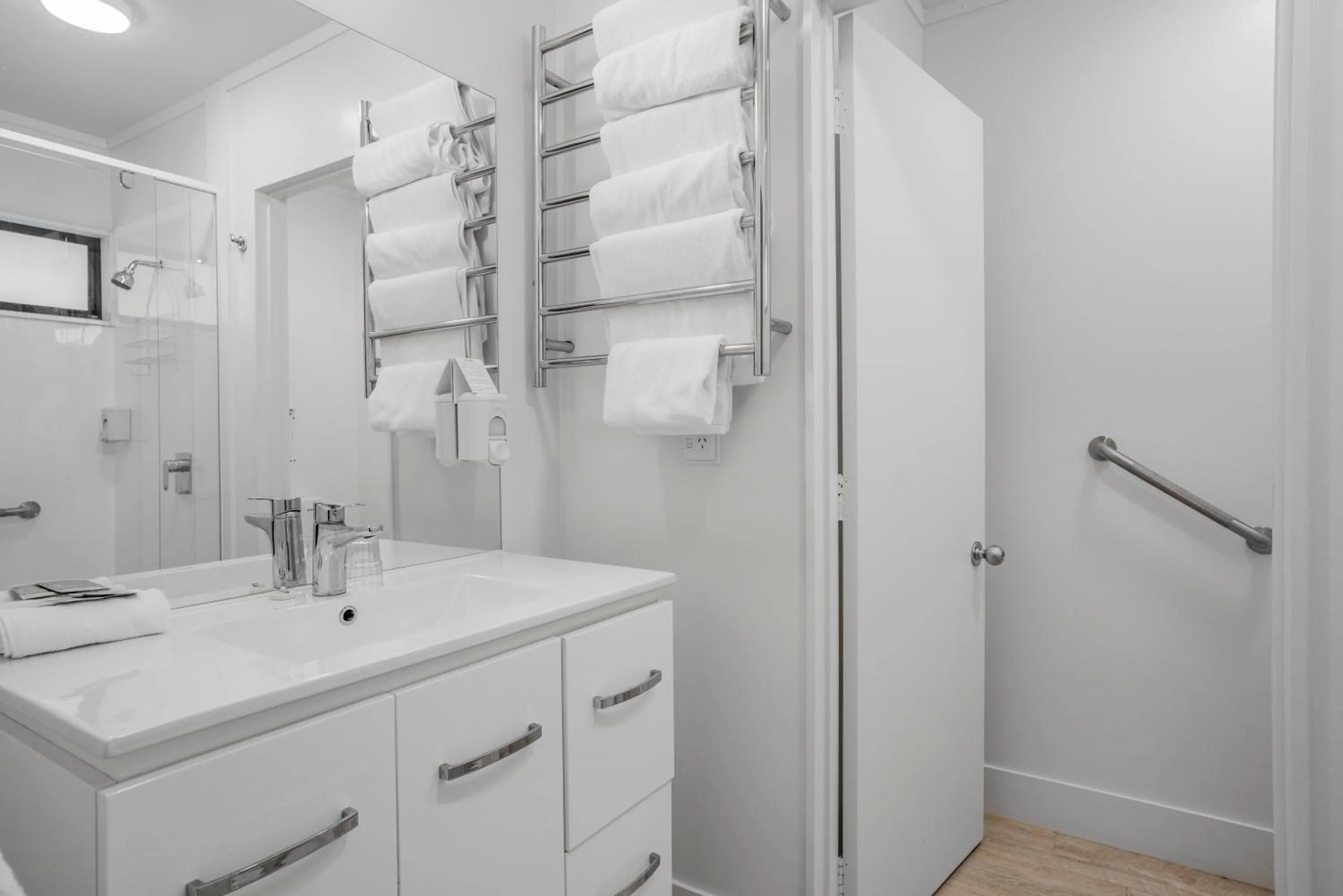 Shower in Capital Lodge Motor Inn