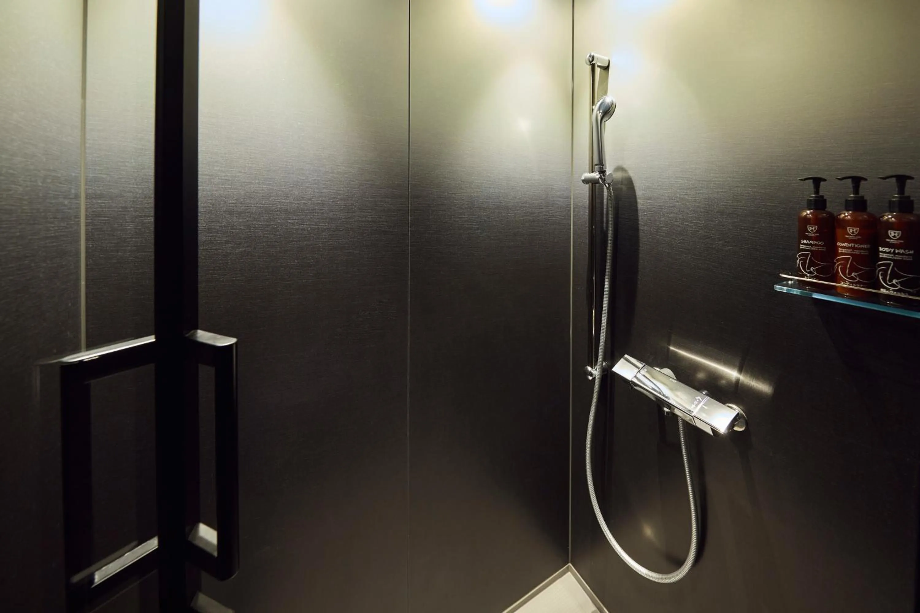 Shower in The Royal Park Canvas Fukuoka Nakasu