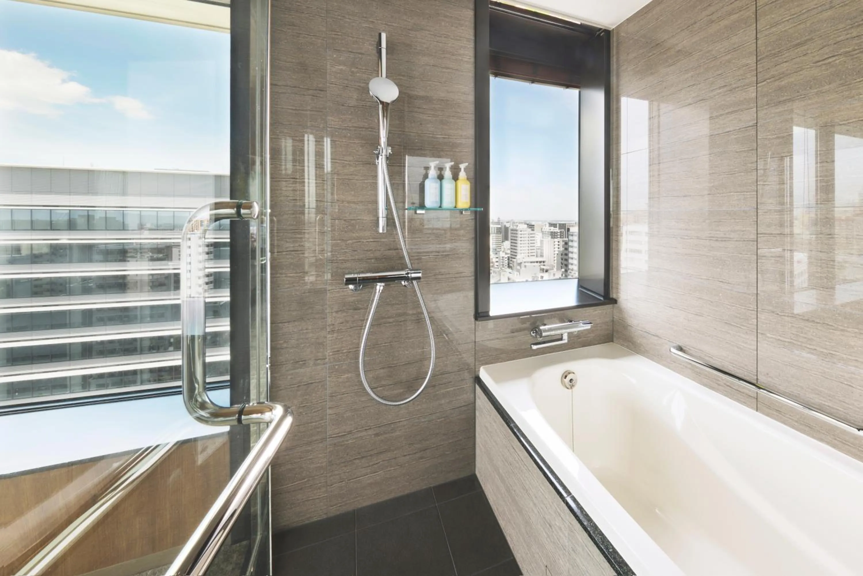 Shower in The Royal Park Canvas Fukuoka Nakasu