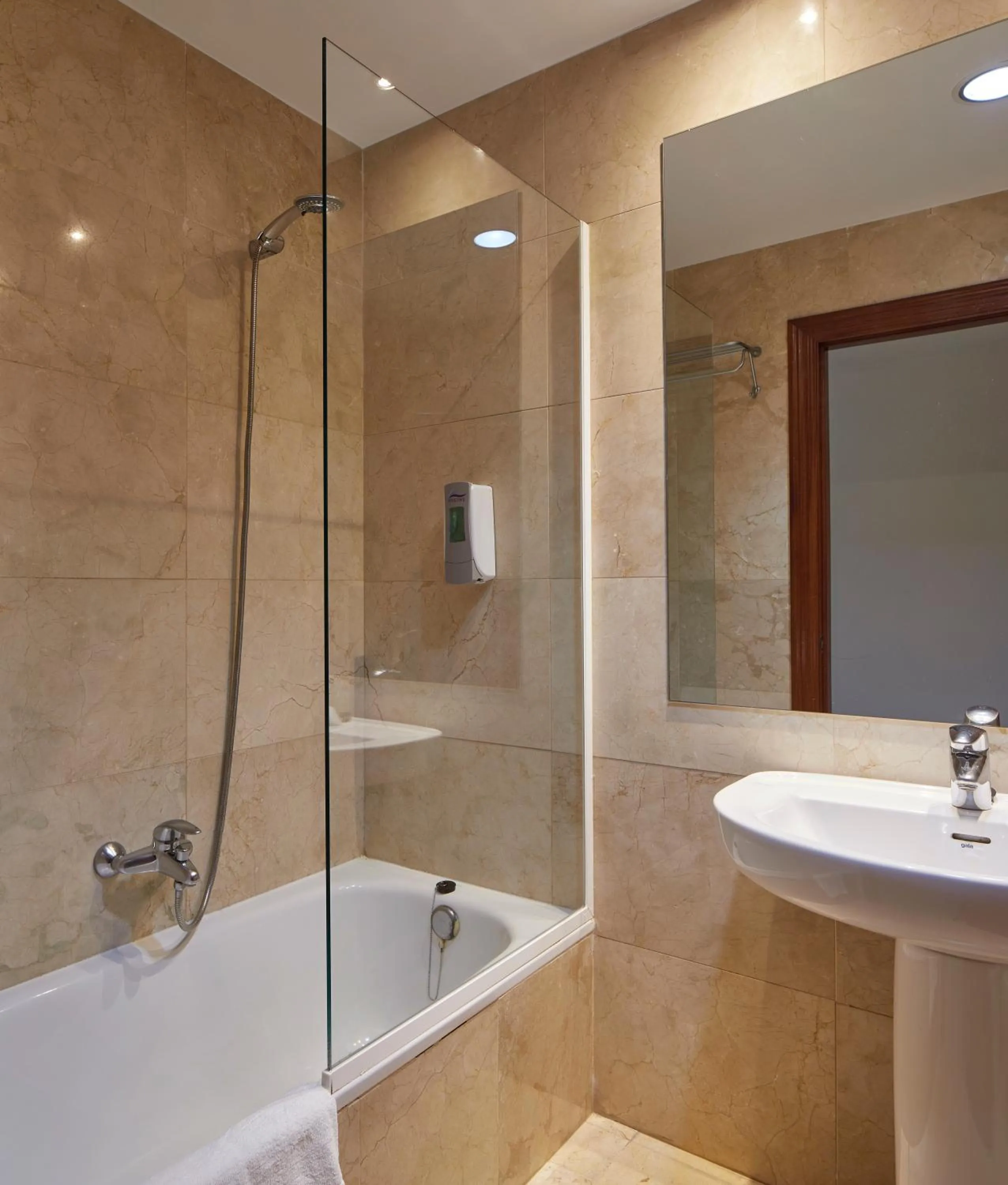 Bathroom in Iraipe Logroño Hotel