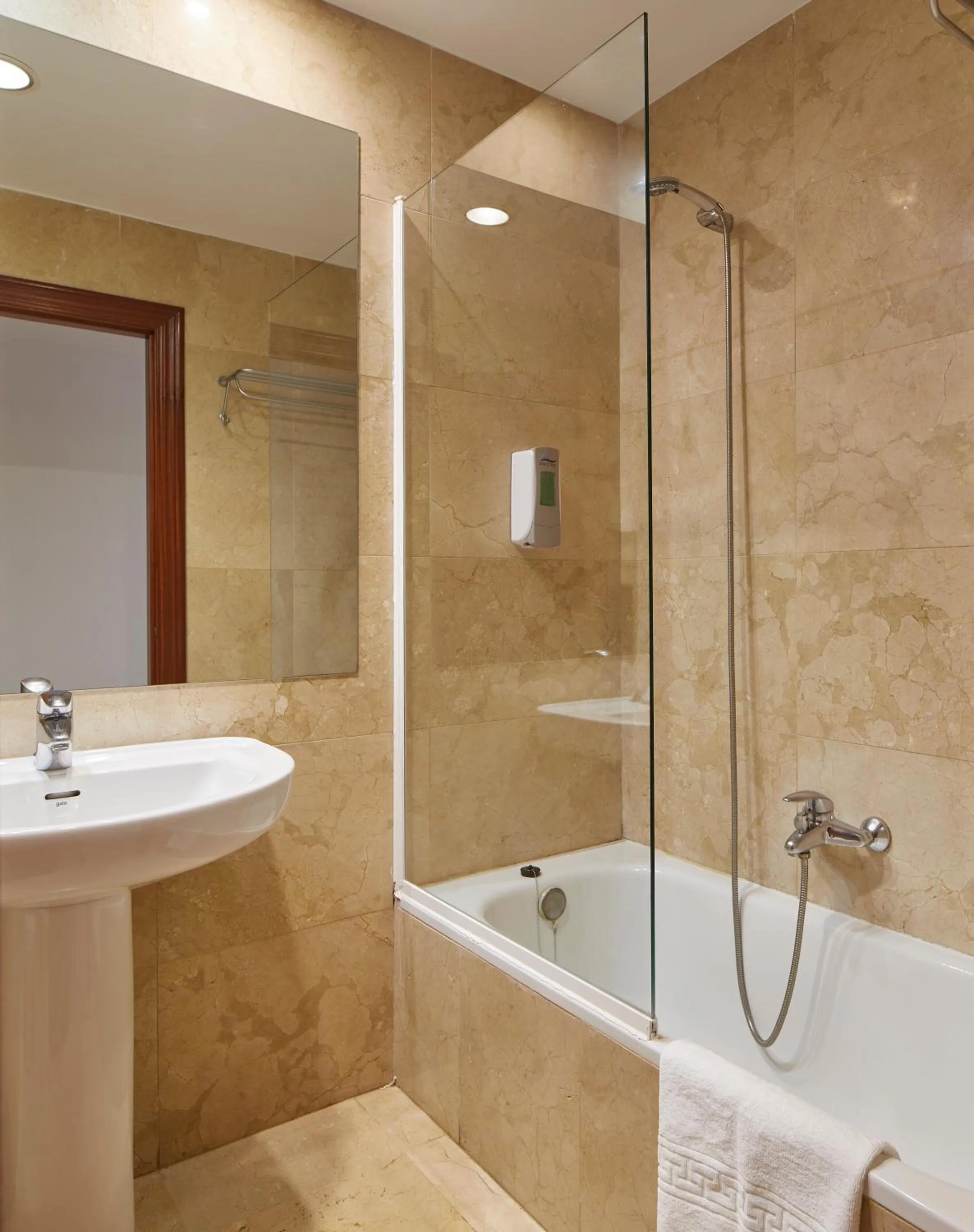 Bathroom in Iraipe Logroño Hotel
