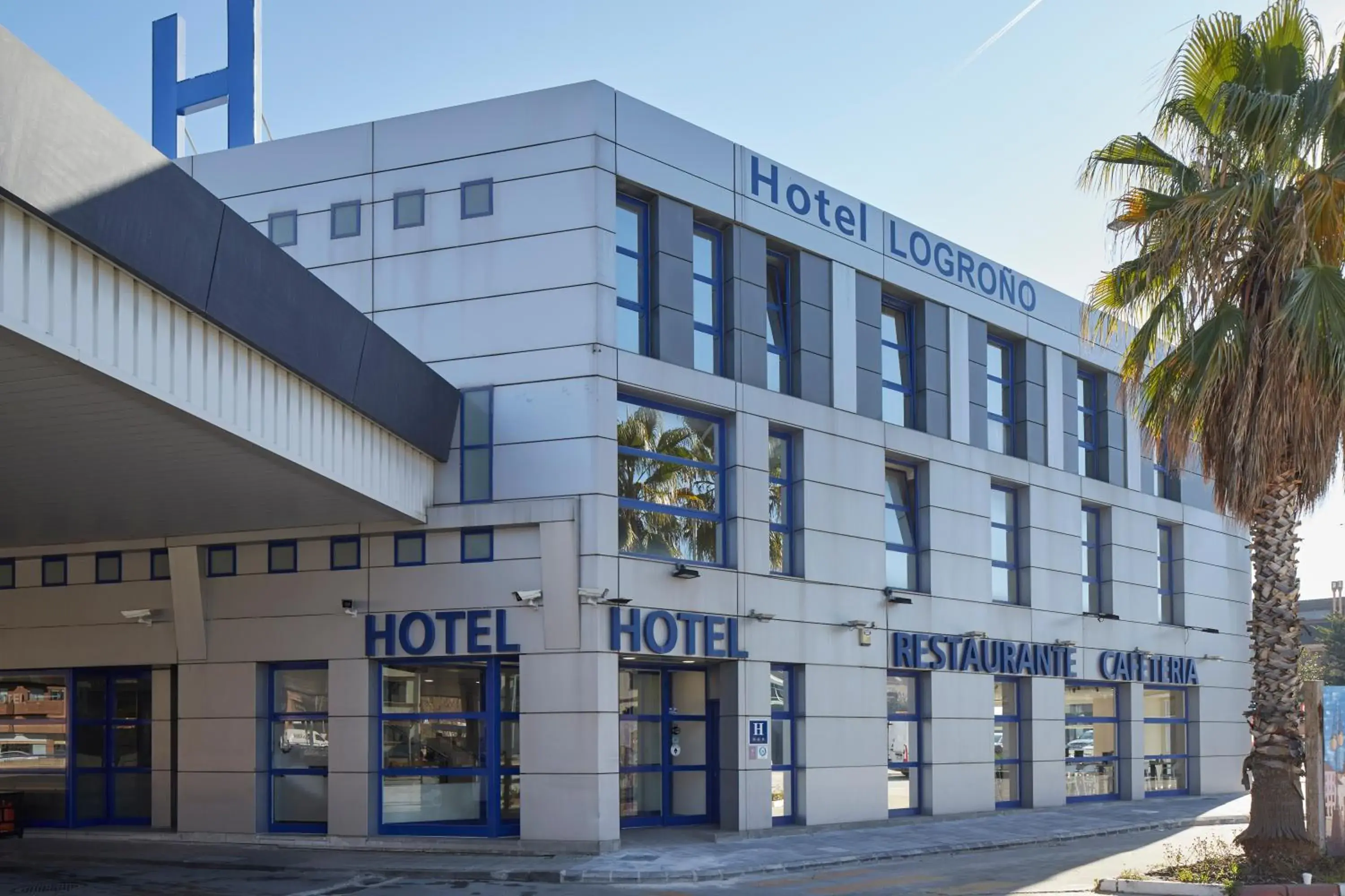 Property building in Iraipe Logroño Hotel Property building in Iraipe Logroño Hotel