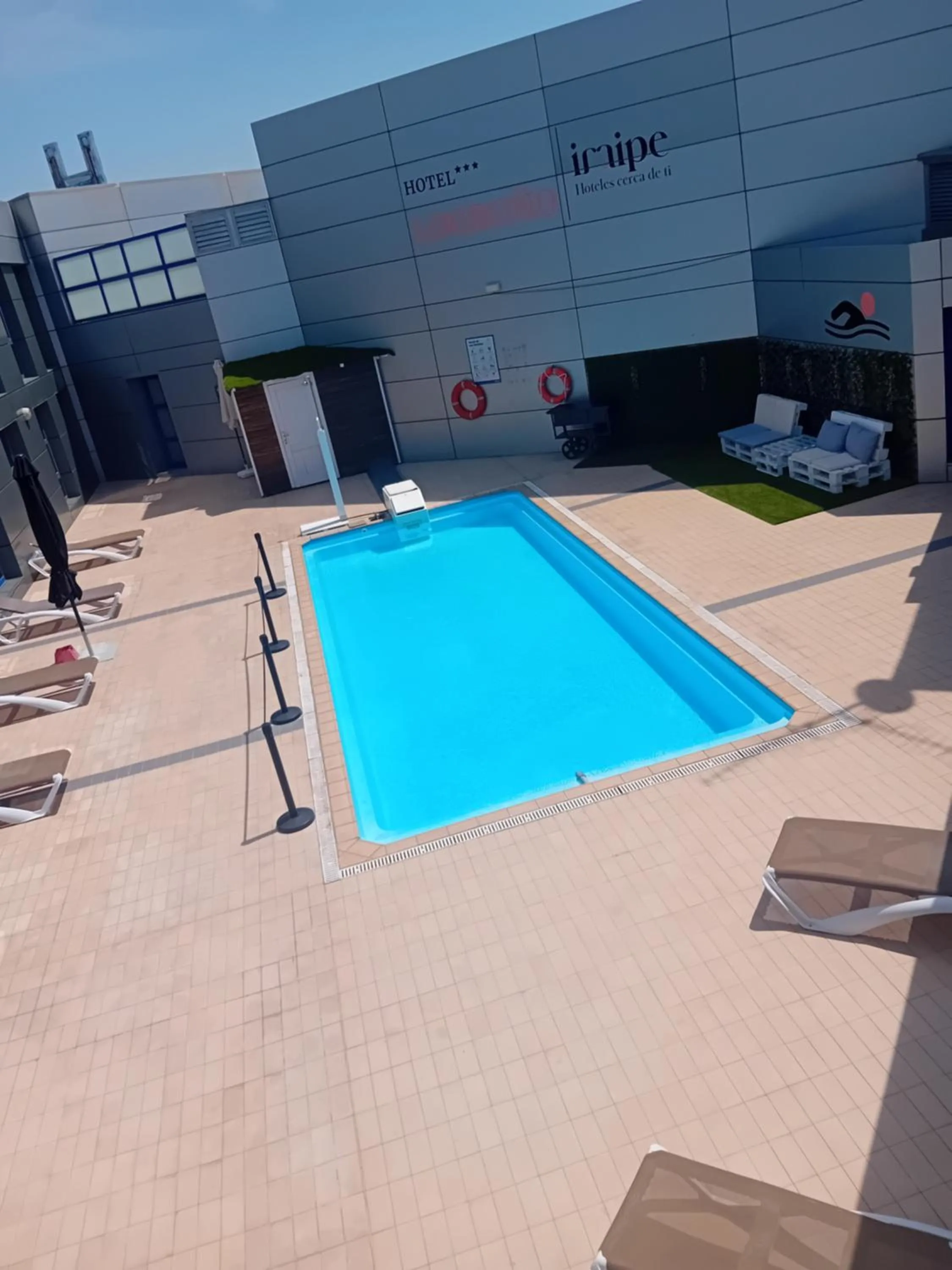 Swimming pool in Iraipe Logroño Hotel