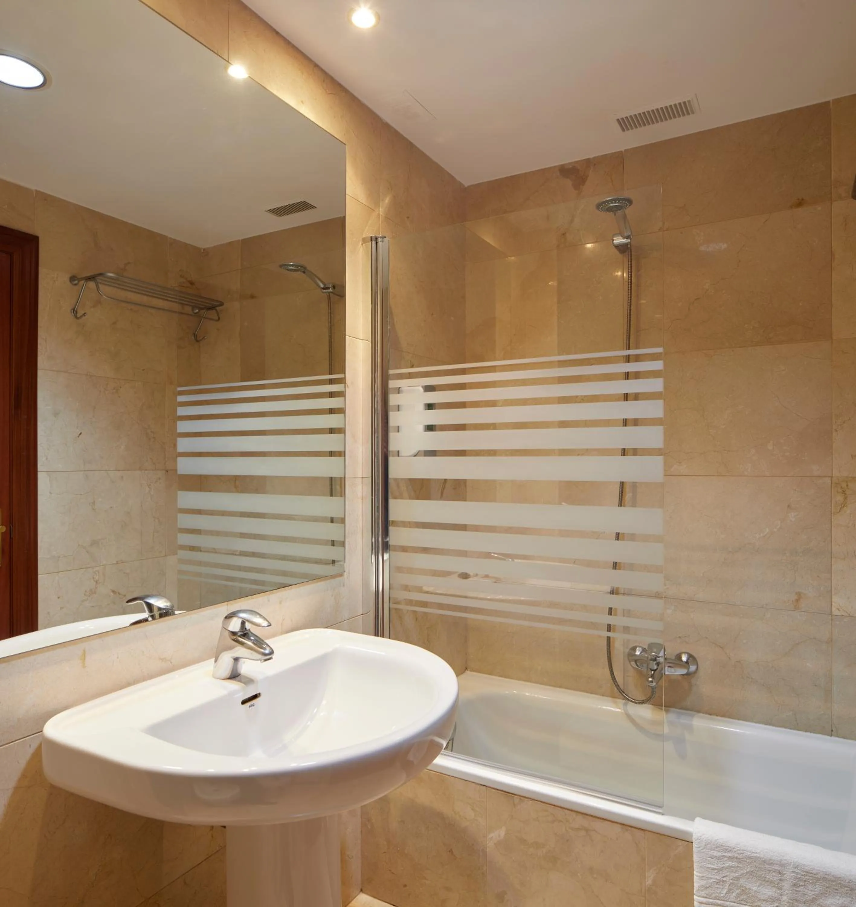 Bathroom in Iraipe Logroño Hotel