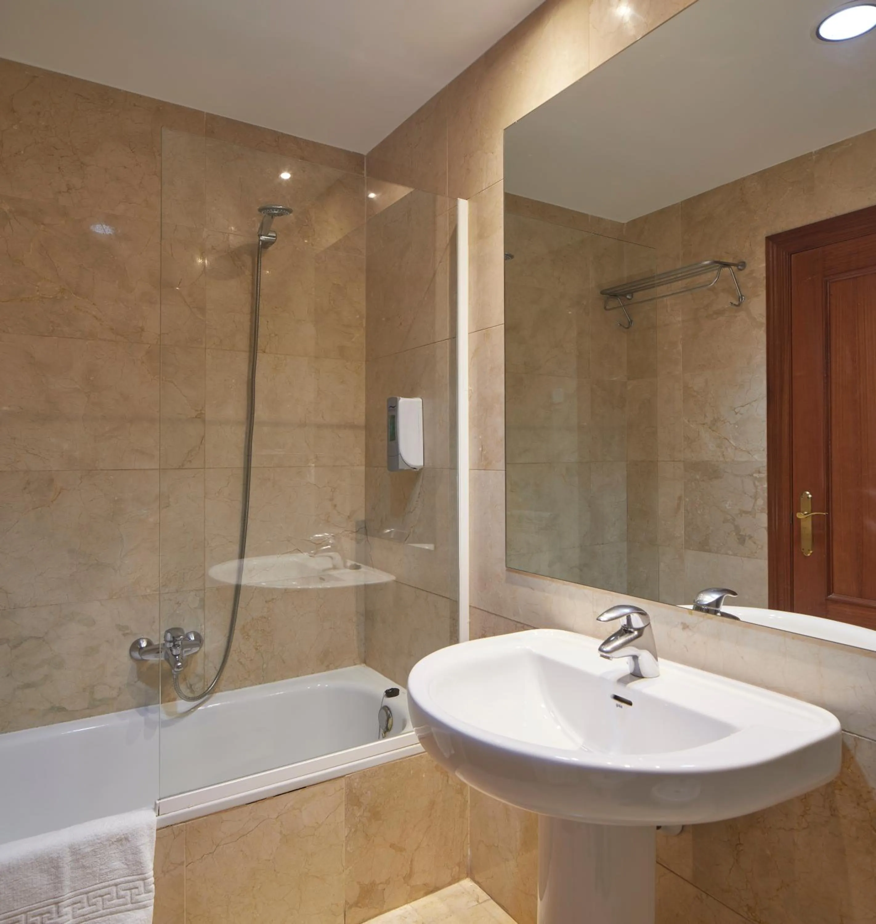 Bathroom in Iraipe Logroño Hotel
