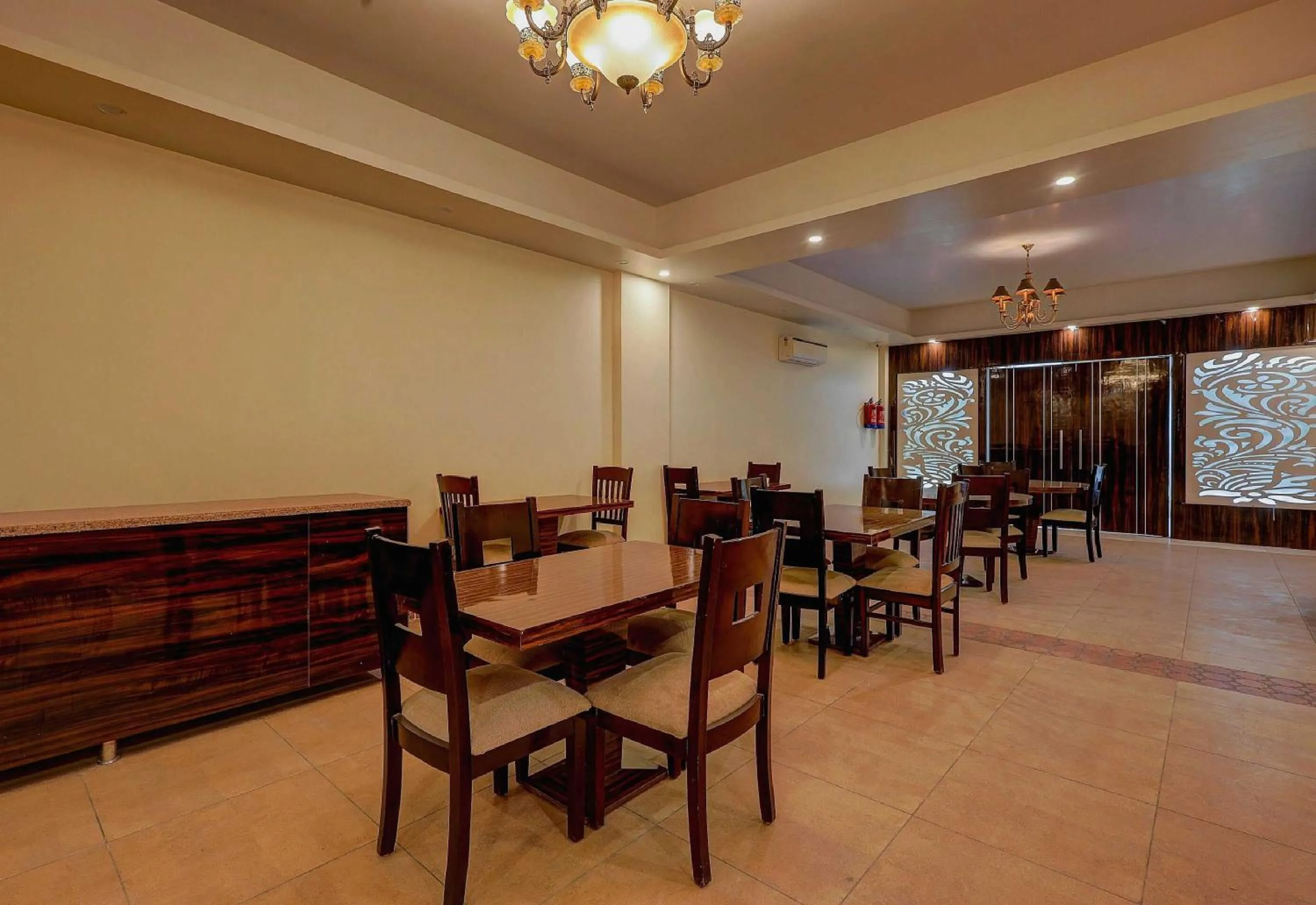 Restaurant/places to eat in Hotel O Golden King