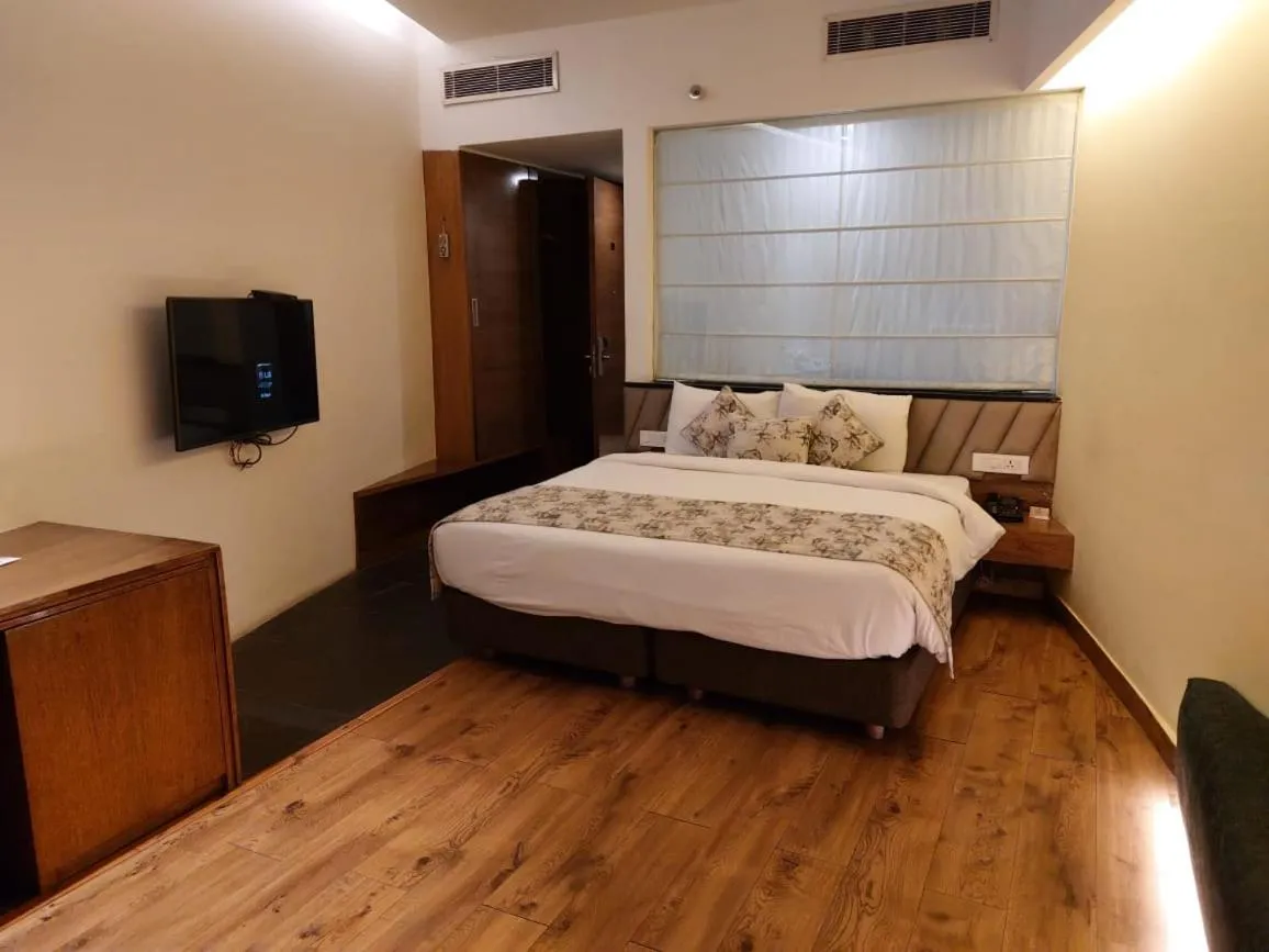 Bedroom, Bed in Wood Creek Resort & Spa Kasauli