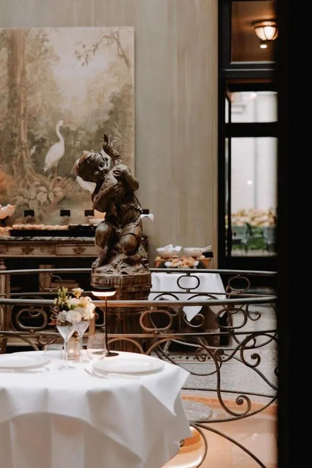 Restaurant/places to eat in Cobergher Hotel