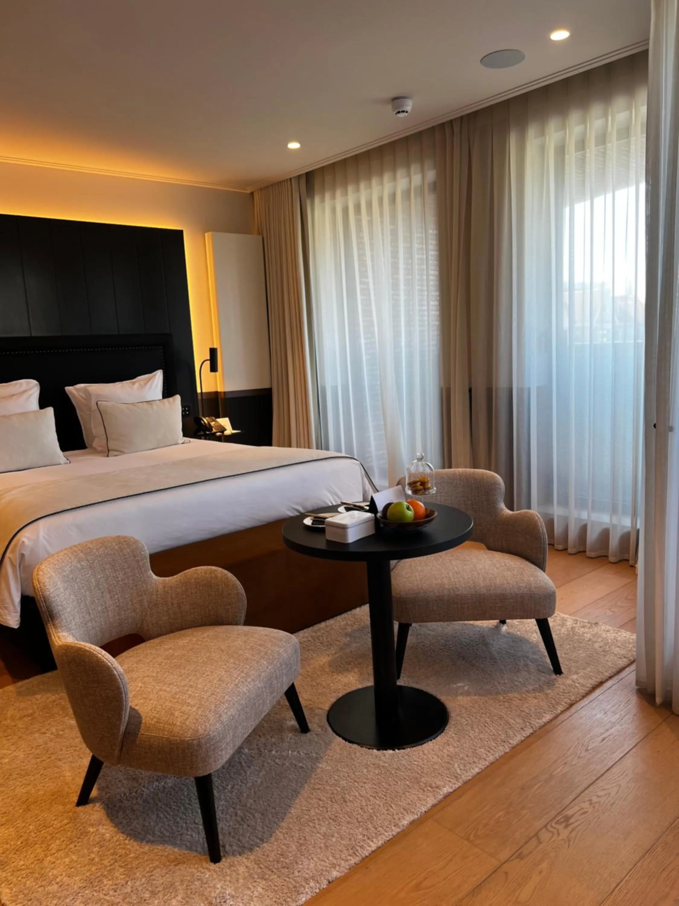 Dining area, Bed in Cobergher Hotel