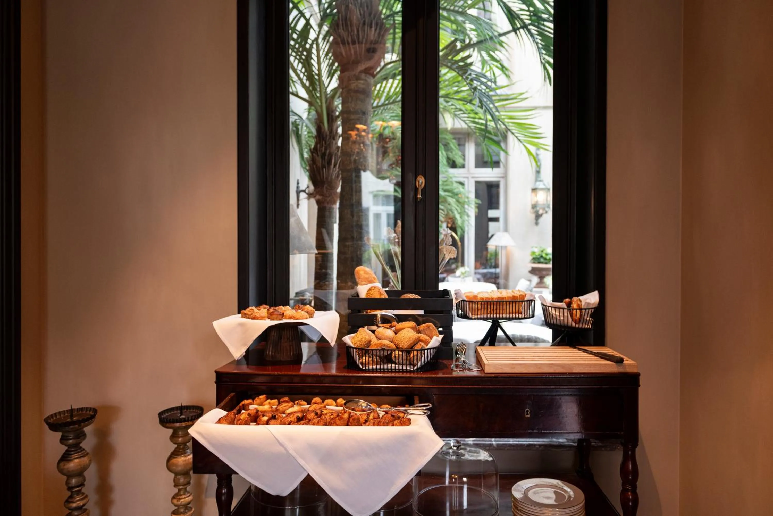 Restaurant/places to eat in Cobergher Hotel
