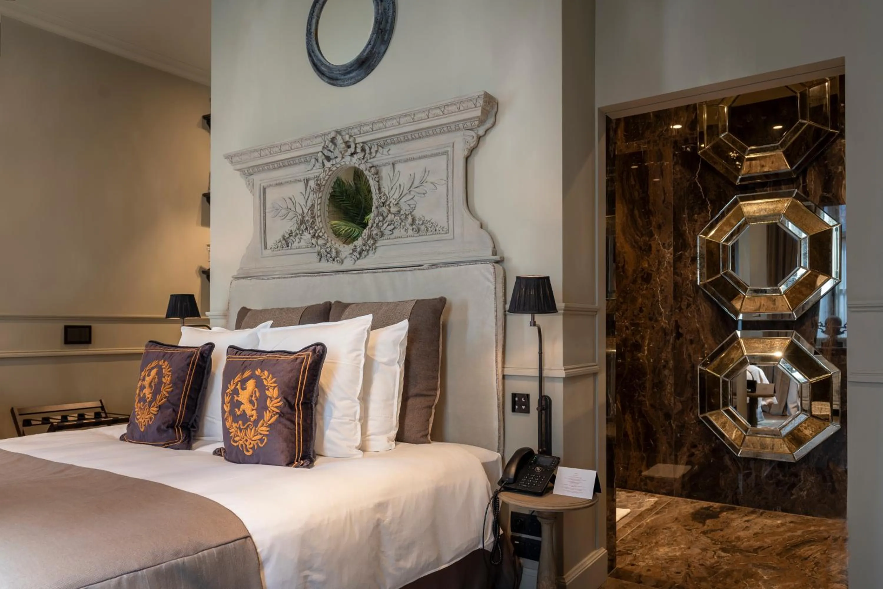 Shower, Bed in Cobergher Hotel