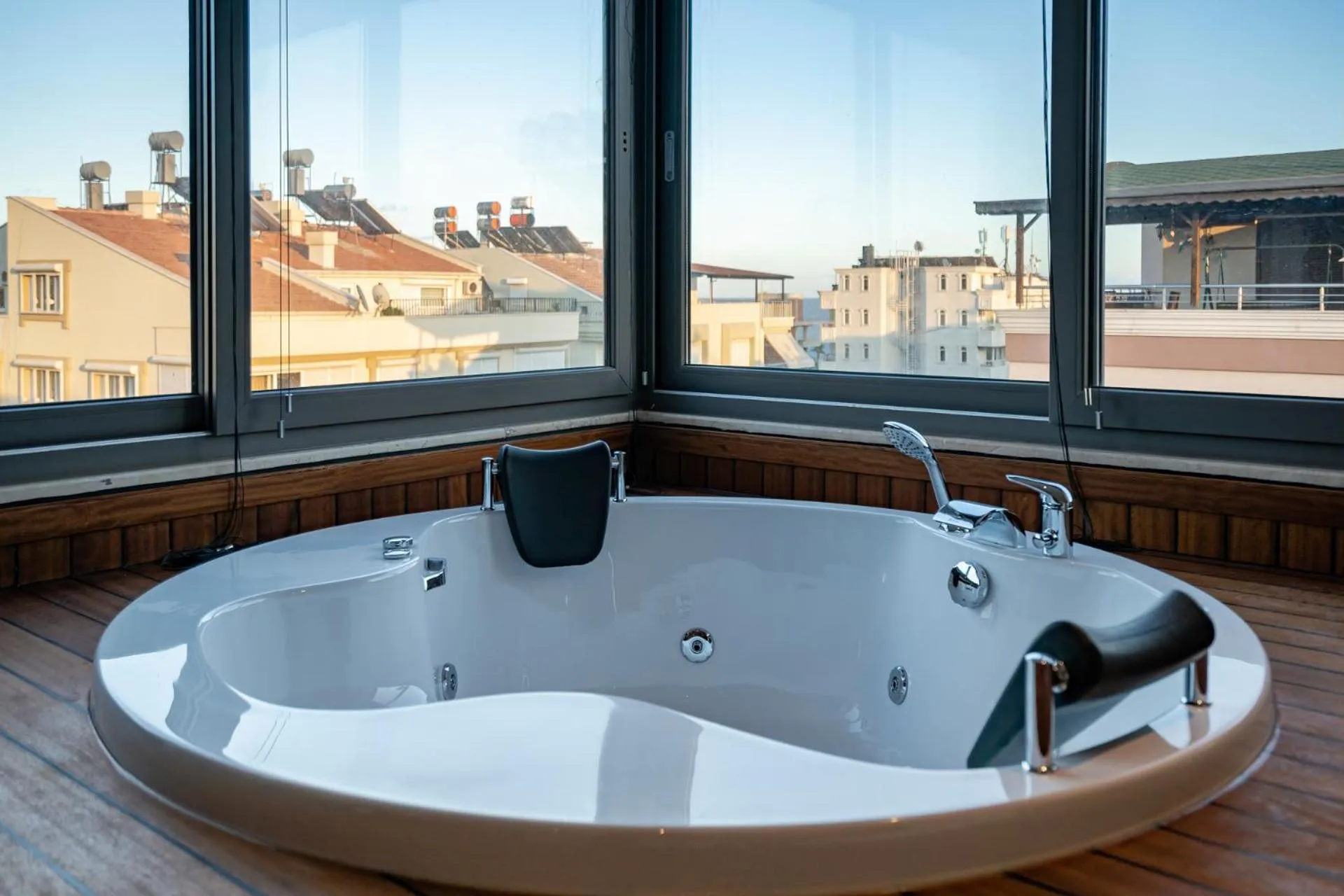 Hot Tub in ELUXİO SUİTE HOTEL