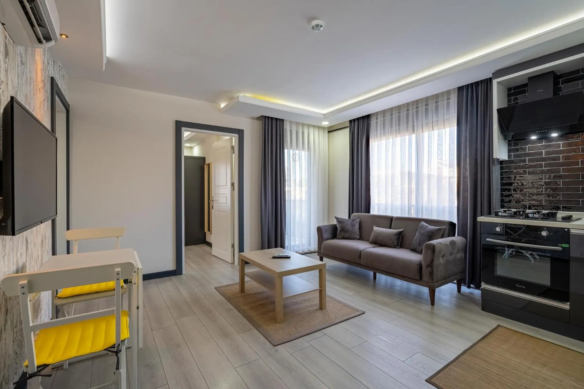 Communal lounge/ TV room in ELUXİO SUİTE HOTEL