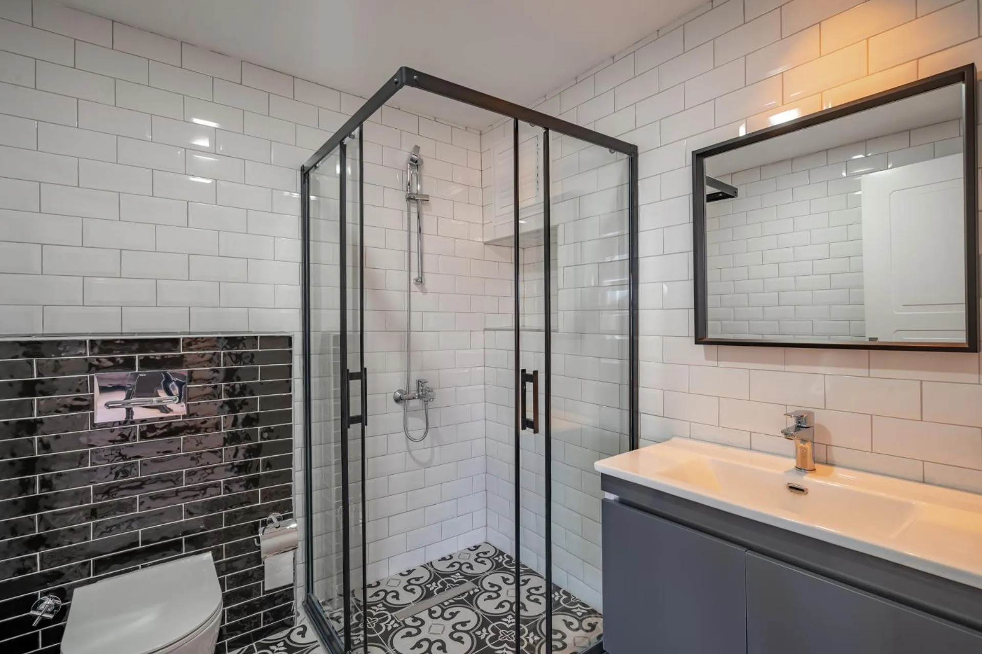 Shower in ELUXİO SUİTE HOTEL