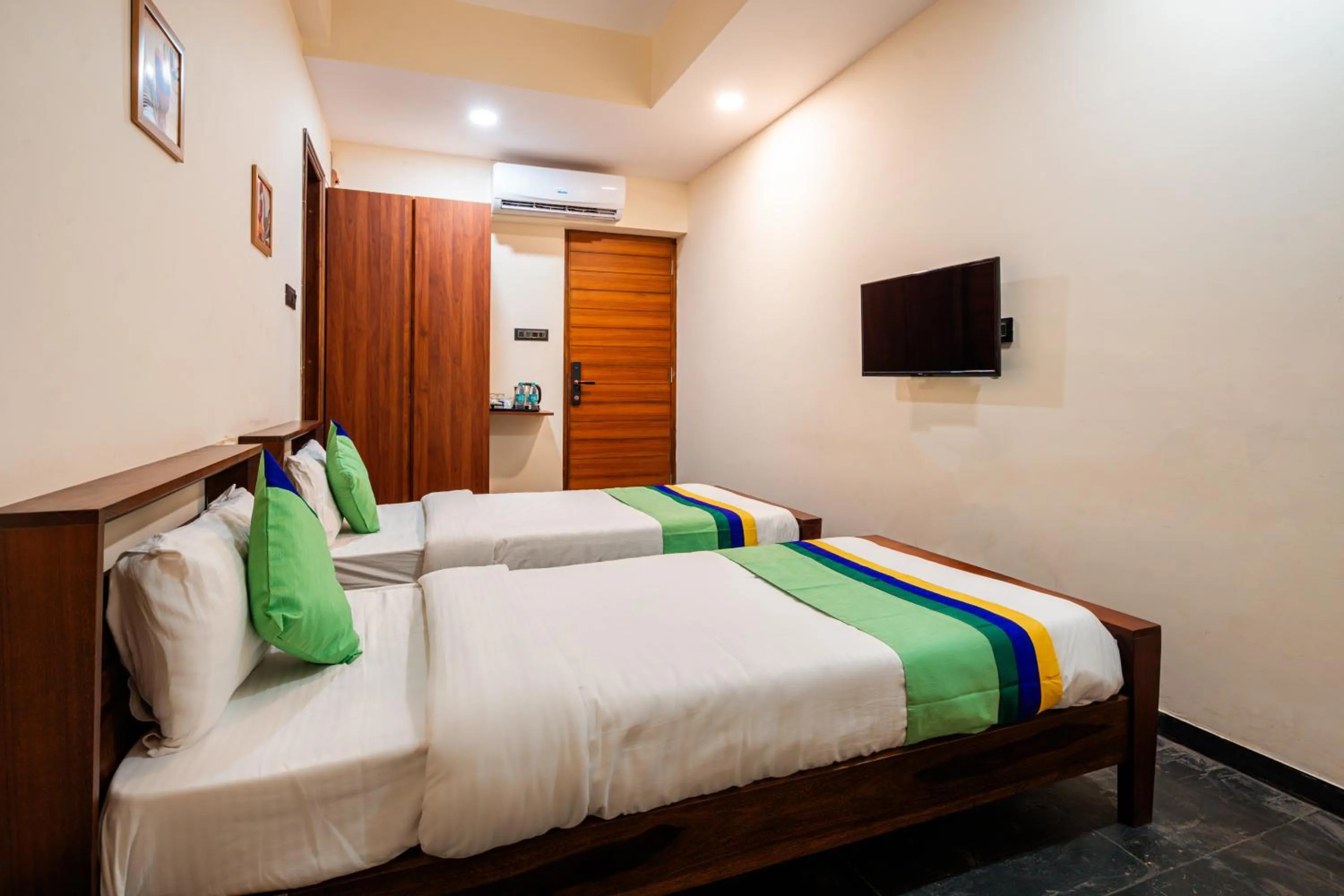 Bedroom, Bed in Treebo Premium The Memoir, Ramdaspeth