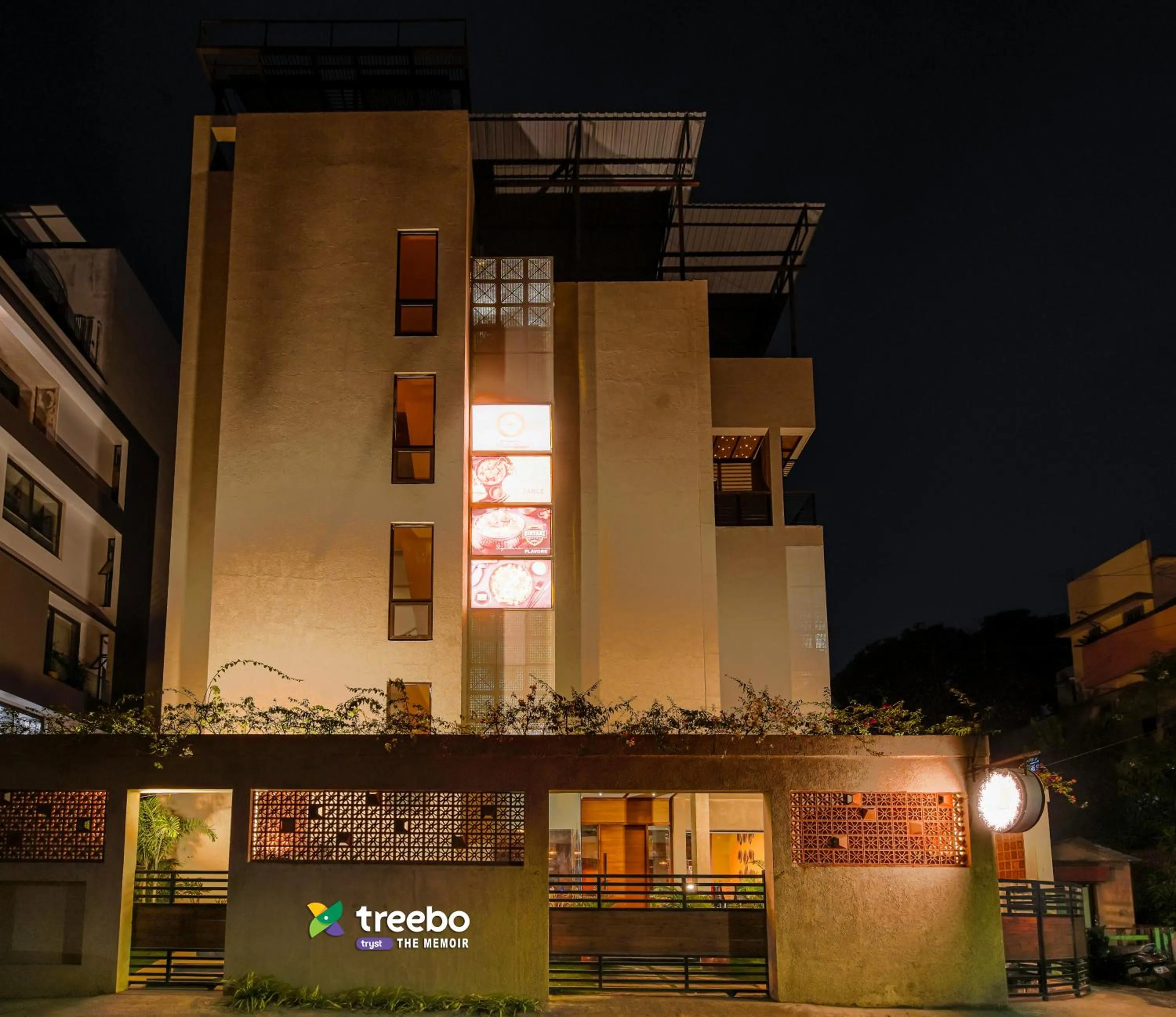 Facade/entrance in Treebo Premium The Memoir, Ramdaspeth
