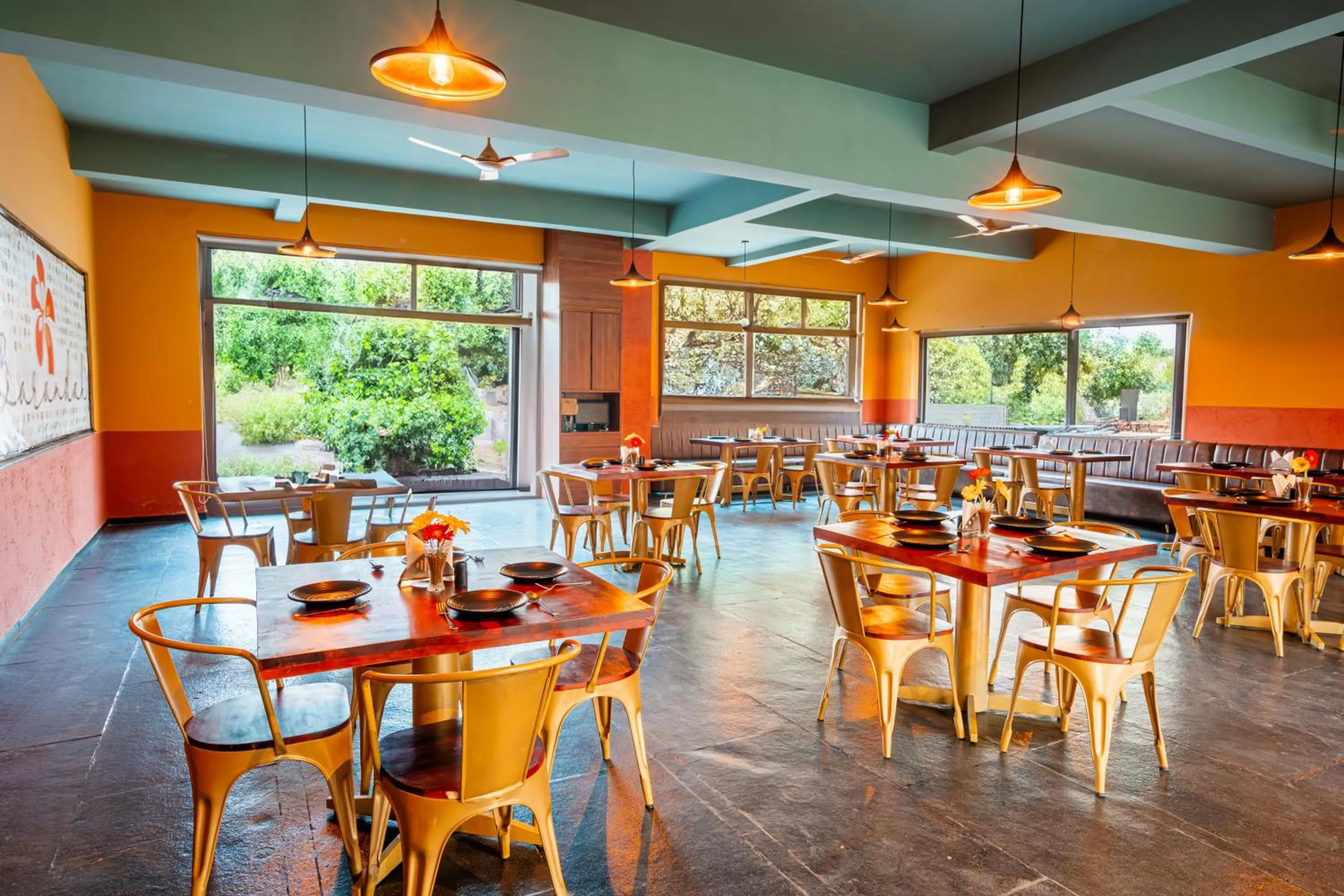 Restaurant/places to eat in Treebo Premium The Memoir, Ramdaspeth