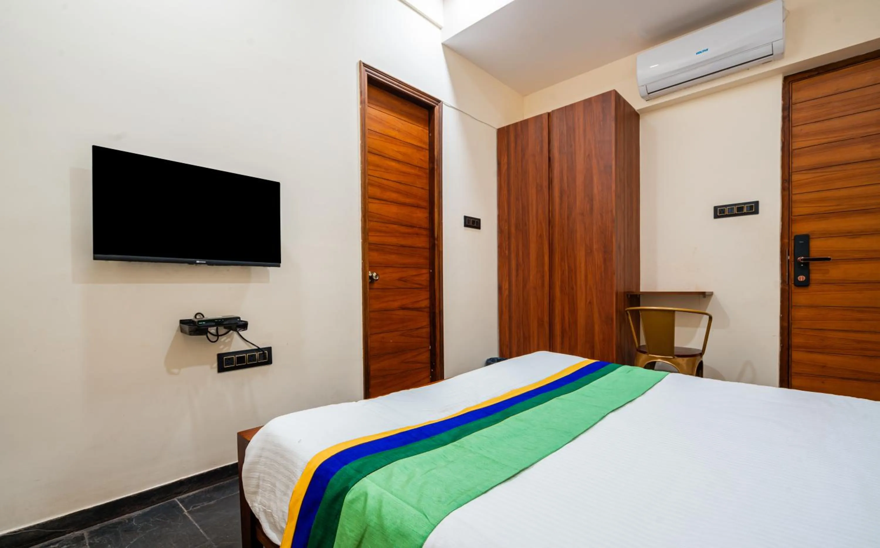 Bedroom, Bed in Treebo Premium The Memoir, Ramdaspeth