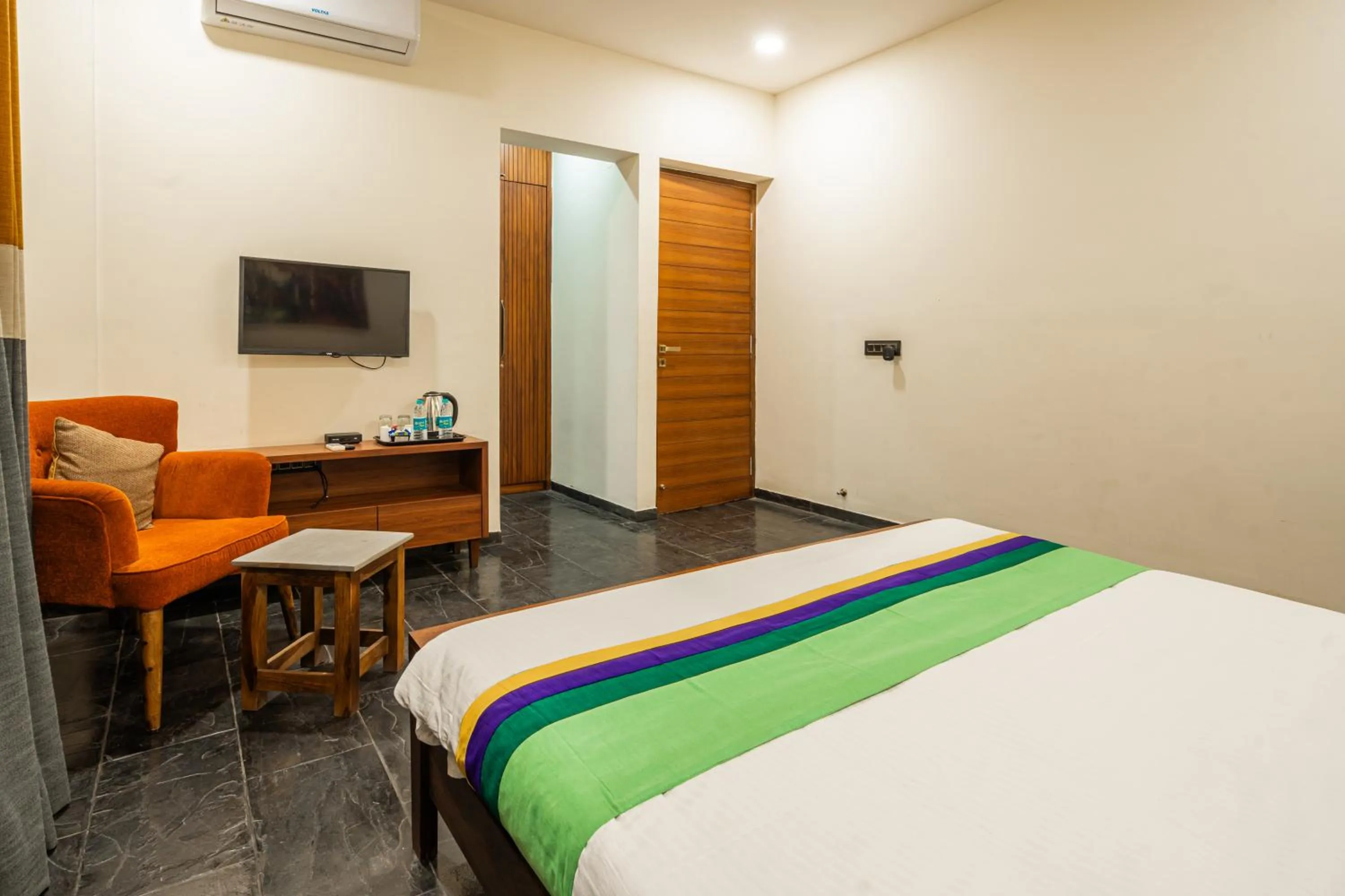 Bedroom, Bed in Treebo Premium The Memoir, Ramdaspeth