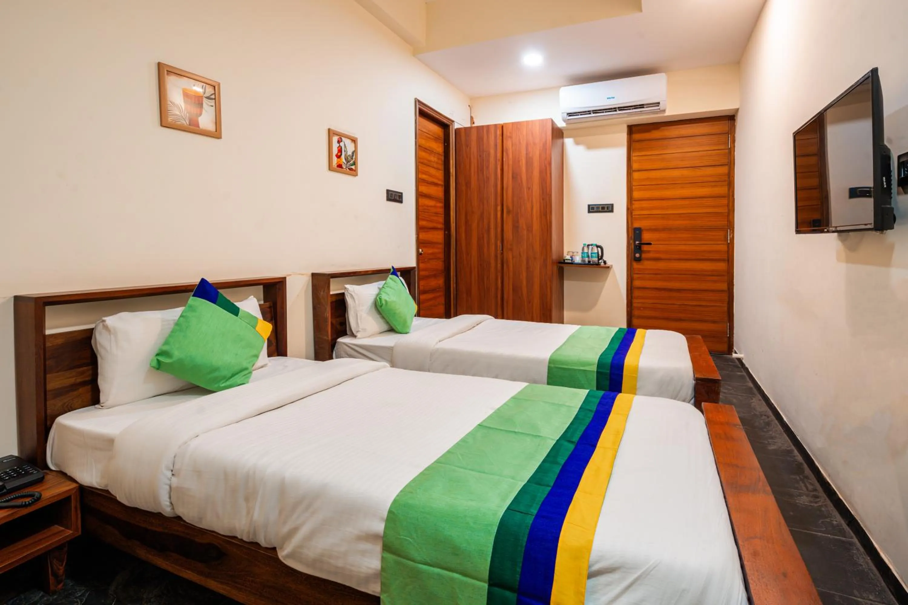 Bedroom, Bed in Treebo Premium The Memoir, Ramdaspeth