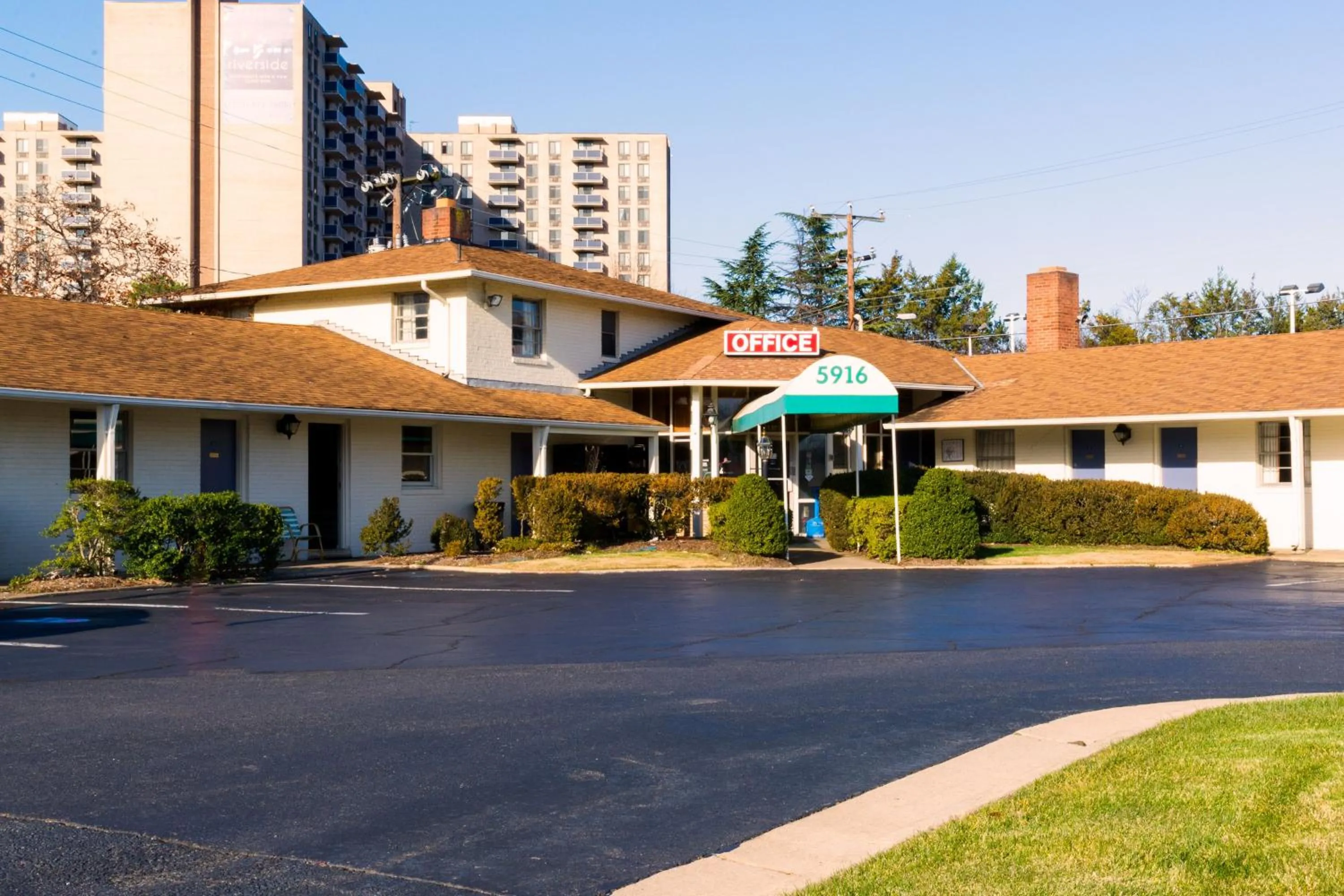 Parking in Budget Host Alexandria