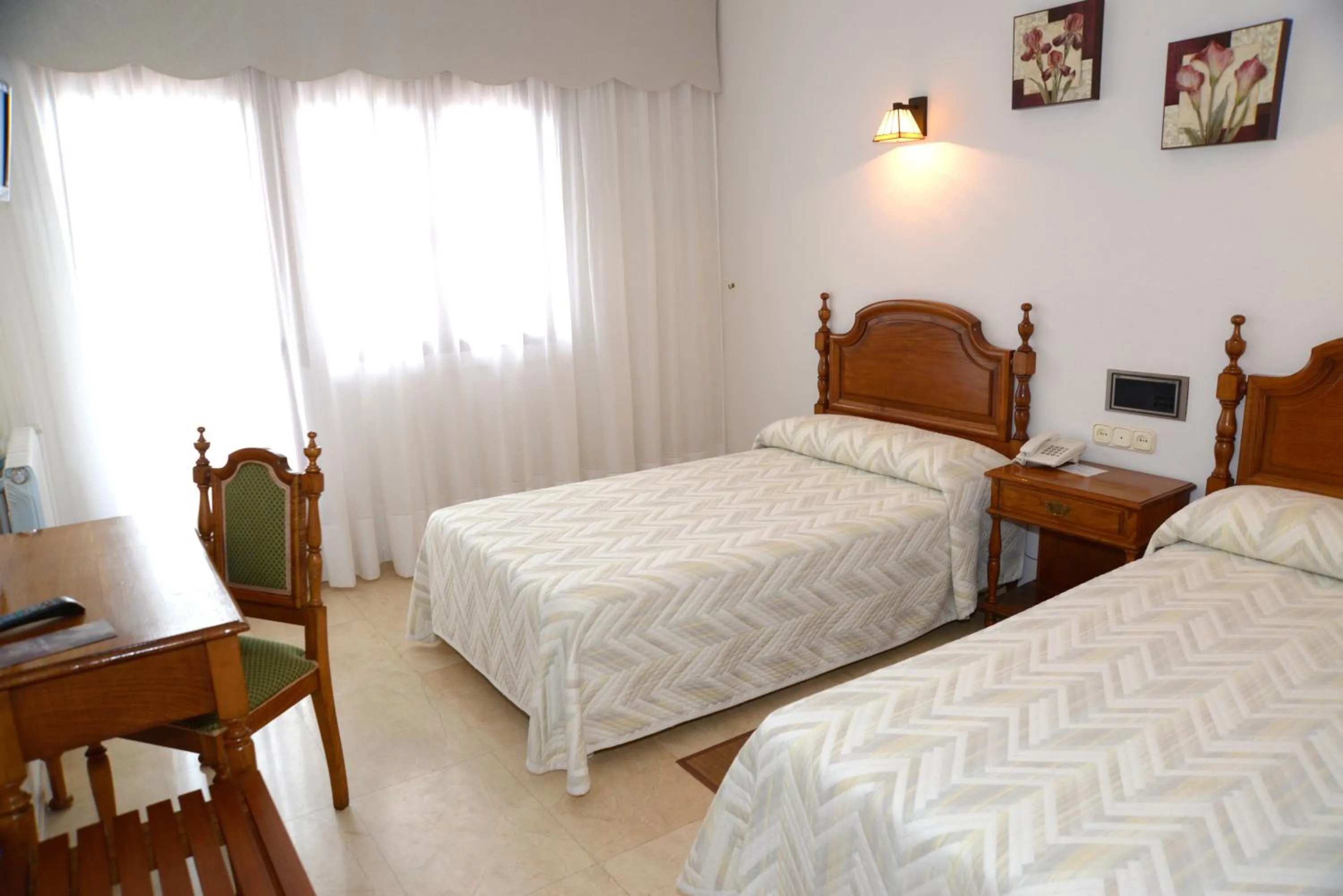 Photo of the whole room in Hotel Serantes