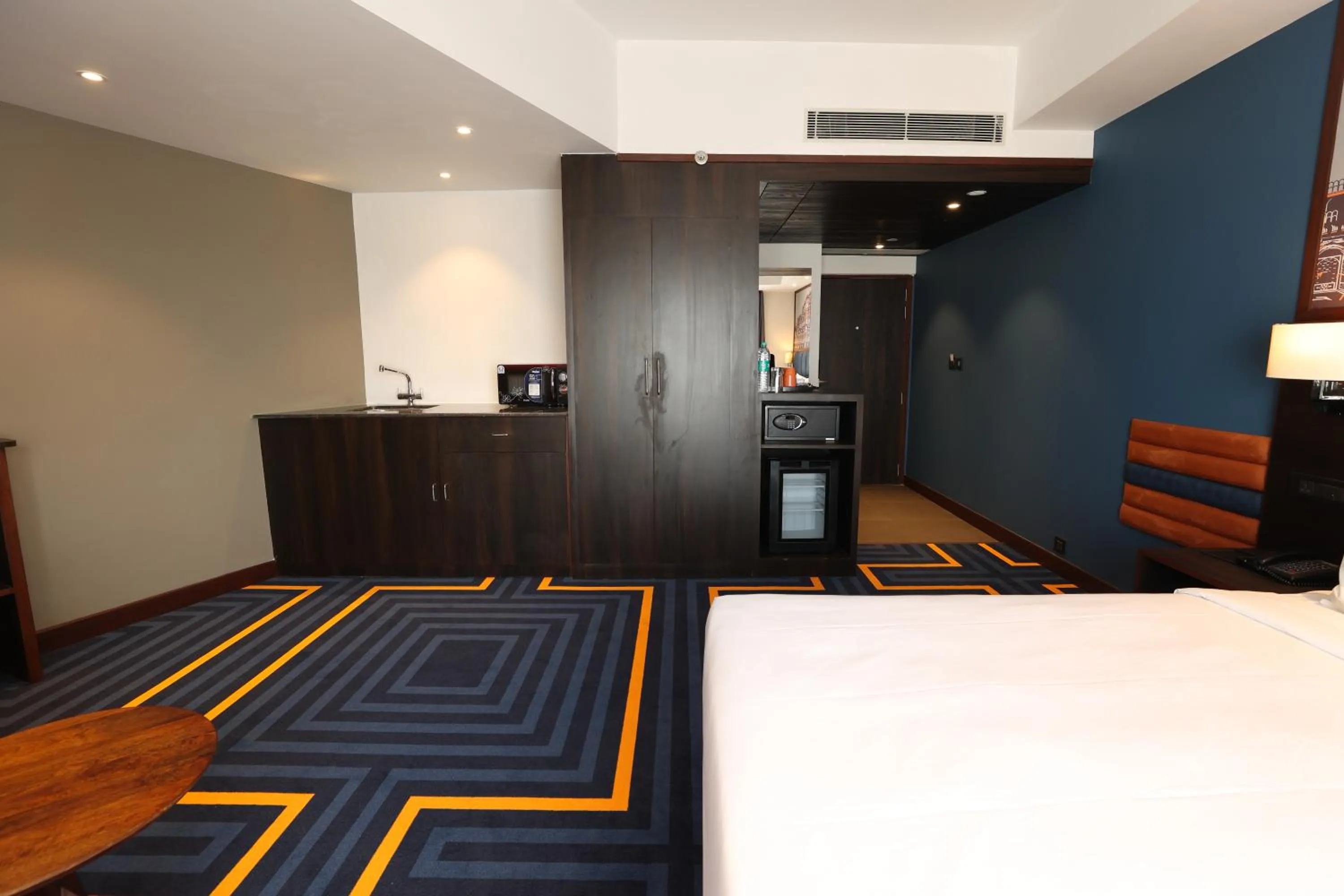 Kitchen or kitchenette, Bed in Holiday Inn Express & Suites Jaipur Gopalpura by IHG