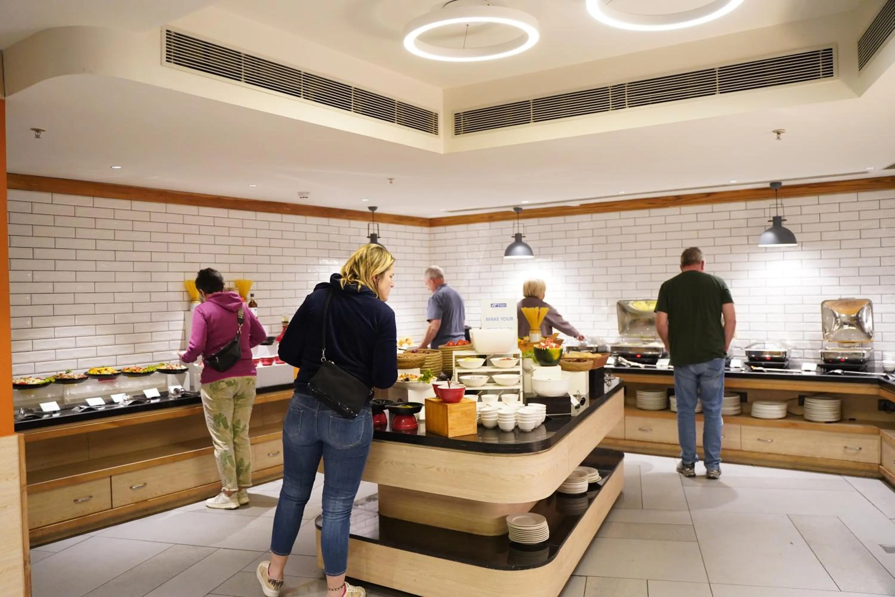 Restaurant/places to eat in Holiday Inn Express & Suites Jaipur Gopalpura by IHG