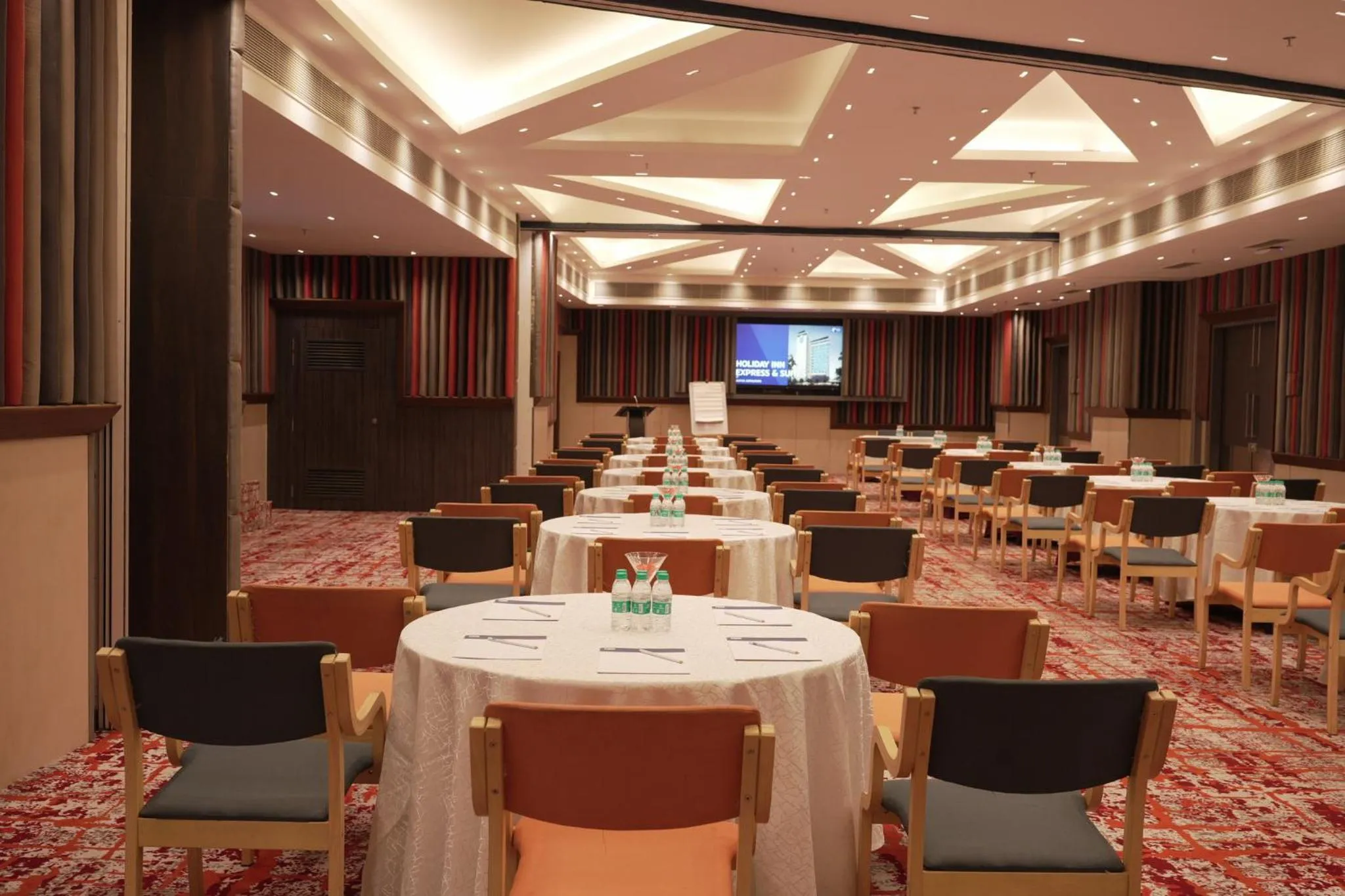 Meeting/conference room in Holiday Inn Express & Suites Jaipur Gopalpura by IHG