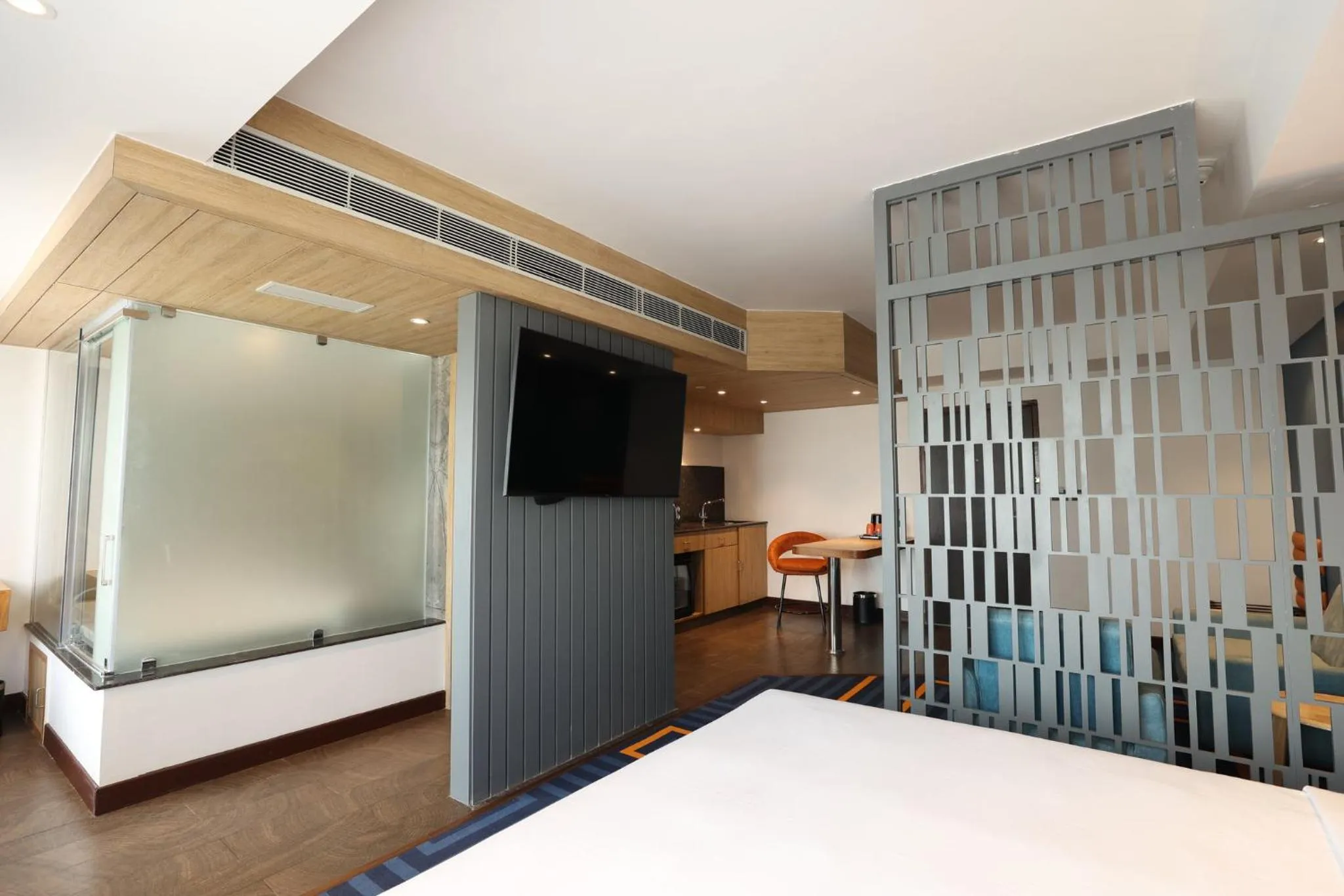 Photo of the whole room, Bed in Holiday Inn Express & Suites Jaipur Gopalpura by IHG