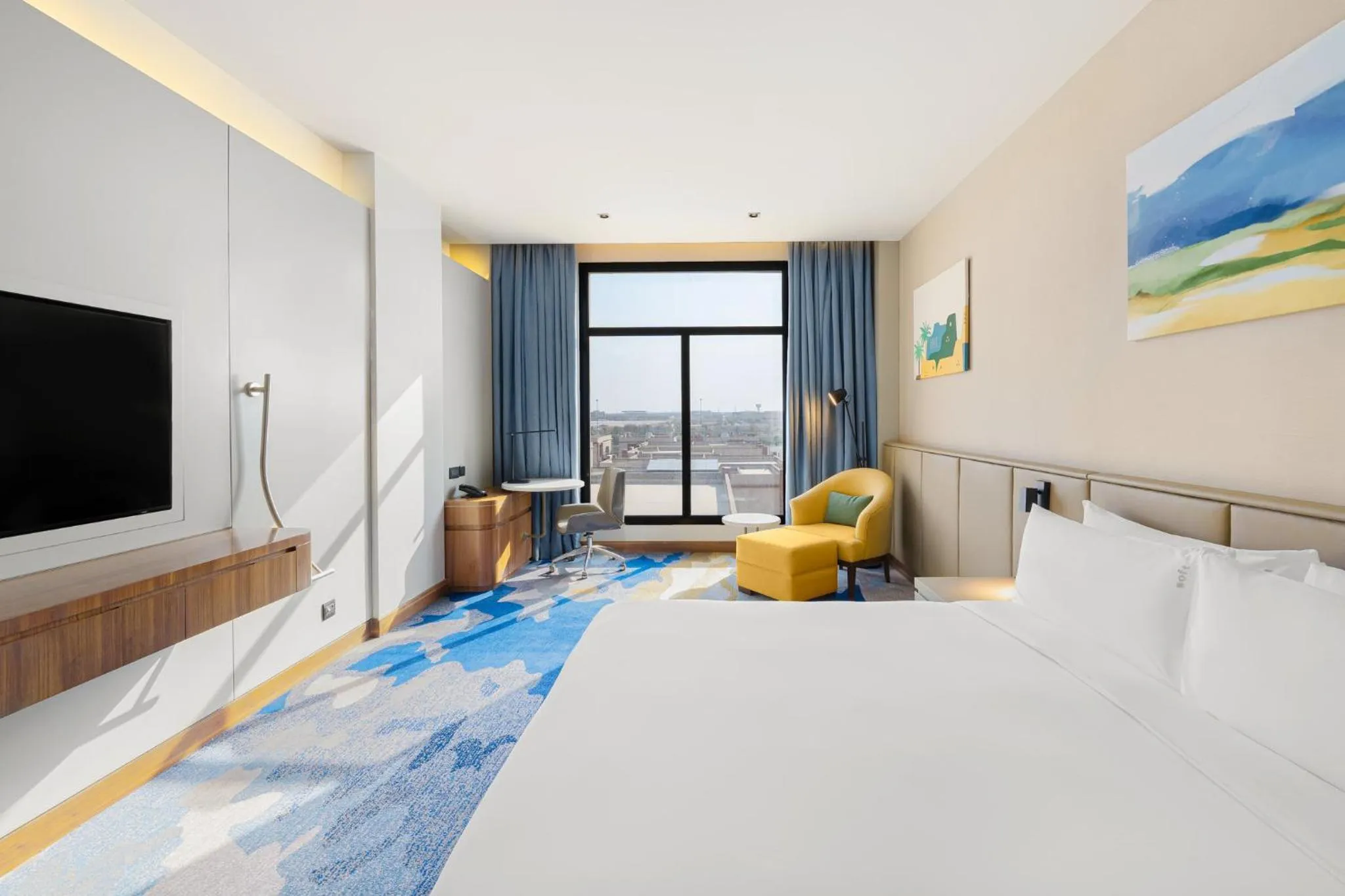 Photo of the whole room, Bed in Holiday Inn Riyadh The Business District by IHG