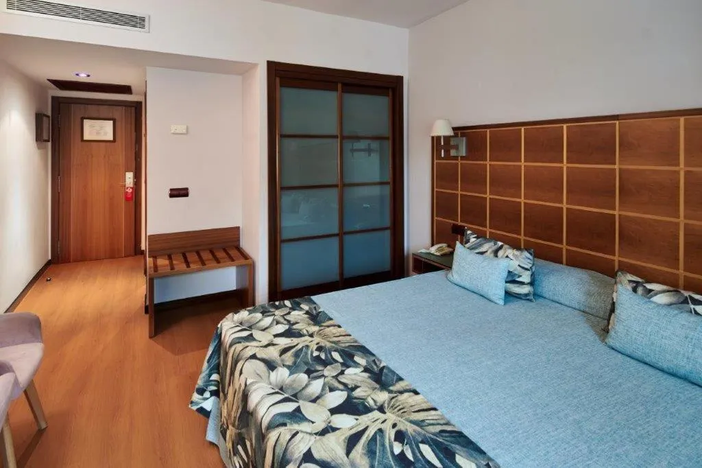 Photo of the whole room, Bed in Ramblas Vendrell