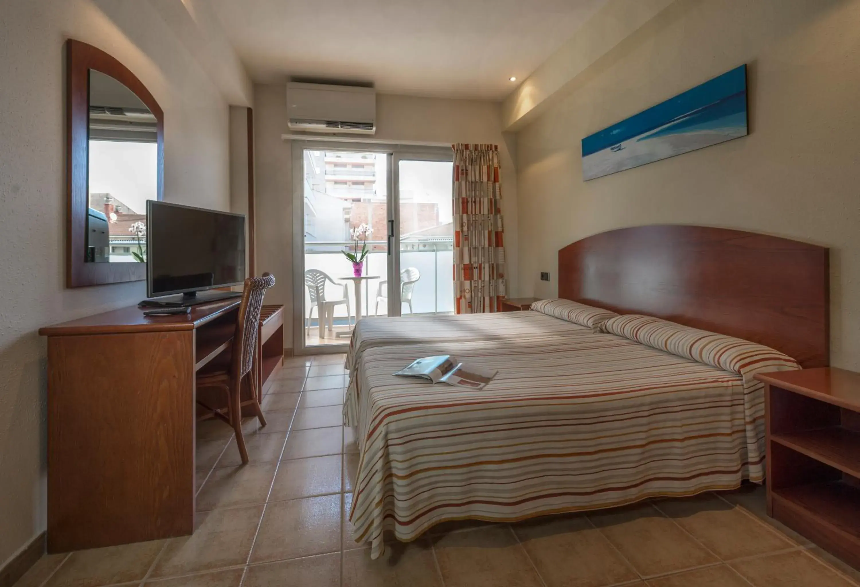 Photo of the whole room, Bed in 4R Miramar Calafell Photo of the whole room, Bed in 4R Miramar Calafell